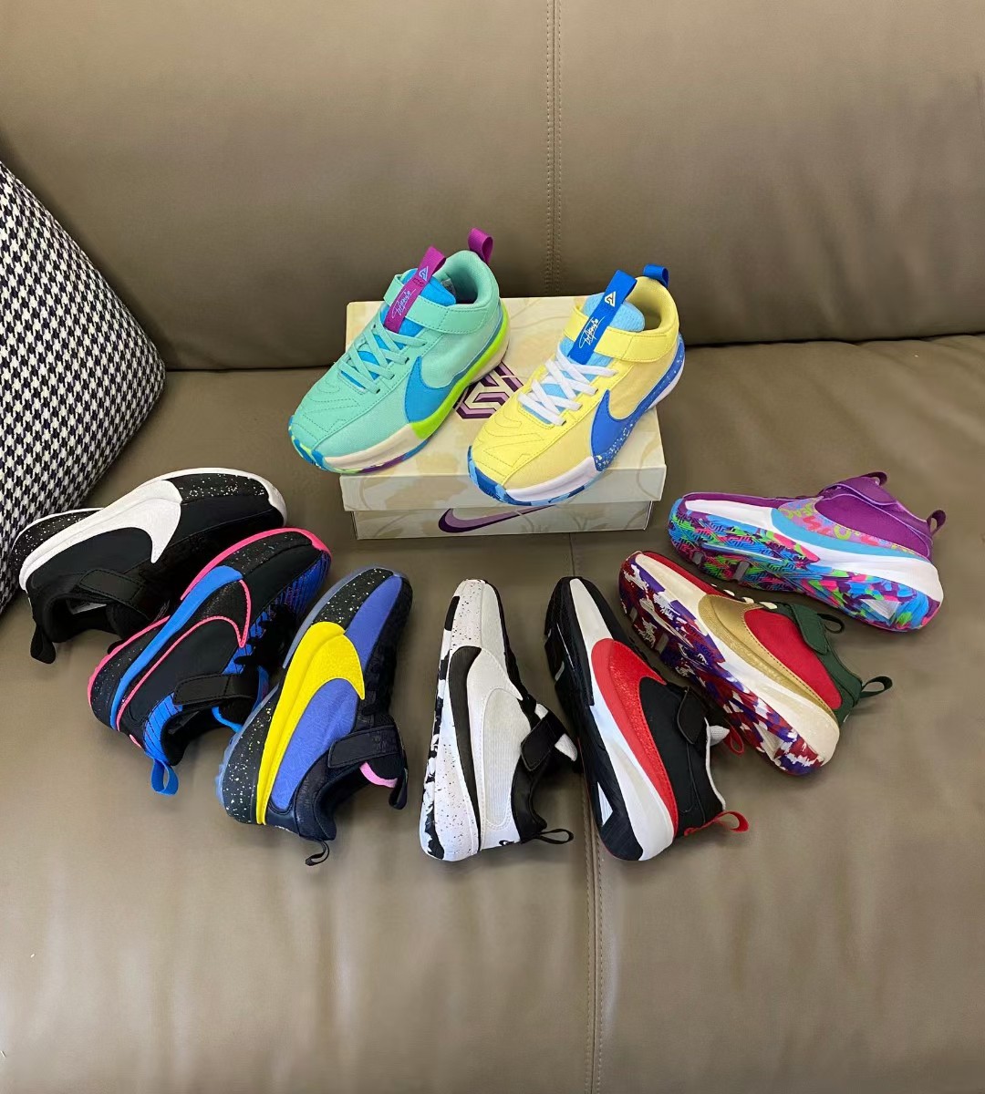 原图直出🌟 NK 字母哥5代儿童篮球鞋采用魔术贴设计，穿脱方便✌🏻优质皮料拼接，质感满满💯耐磨防滑大底，脚感超赞👍🏻大LOGO醒目又帅气😎-选品中心