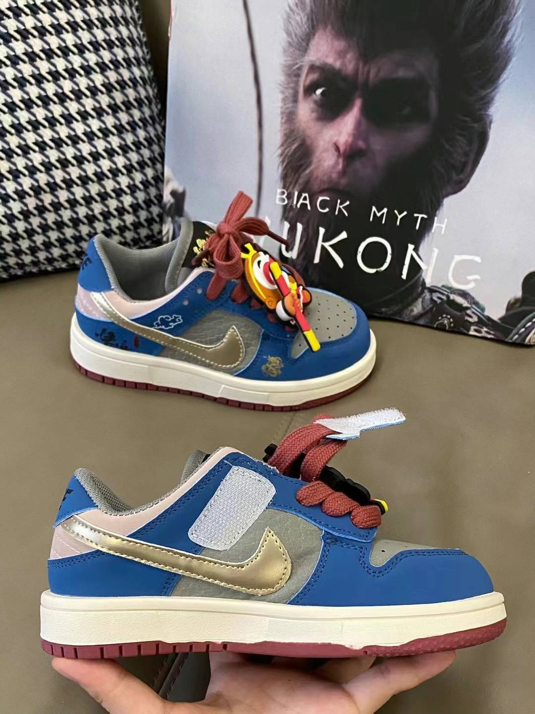 低帮悟空蓝 原图直出⭐️ 鞋面网孔设计清爽透气💨还有悟空挂件装饰也太爱了叭👻鞋身侧边还有多种的图案配饰，搭配在一起尊嘟好好看啊😍鞋底防滑耐磨抓地力强👍🏻-选品中心