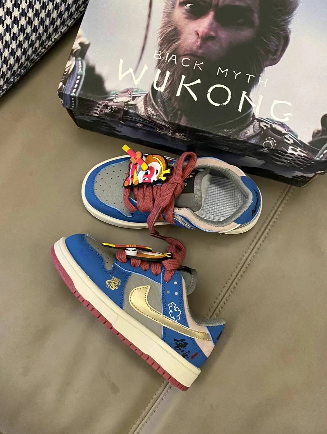 图片[2]-低帮悟空蓝 原图直出⭐️ 鞋面网孔设计清爽透气💨还有悟空挂件装饰也太爱了叭👻鞋身侧边还有多种的图案配饰，搭配在一起尊嘟好好看啊😍鞋底防滑耐磨抓地力强👍🏻-选品中心