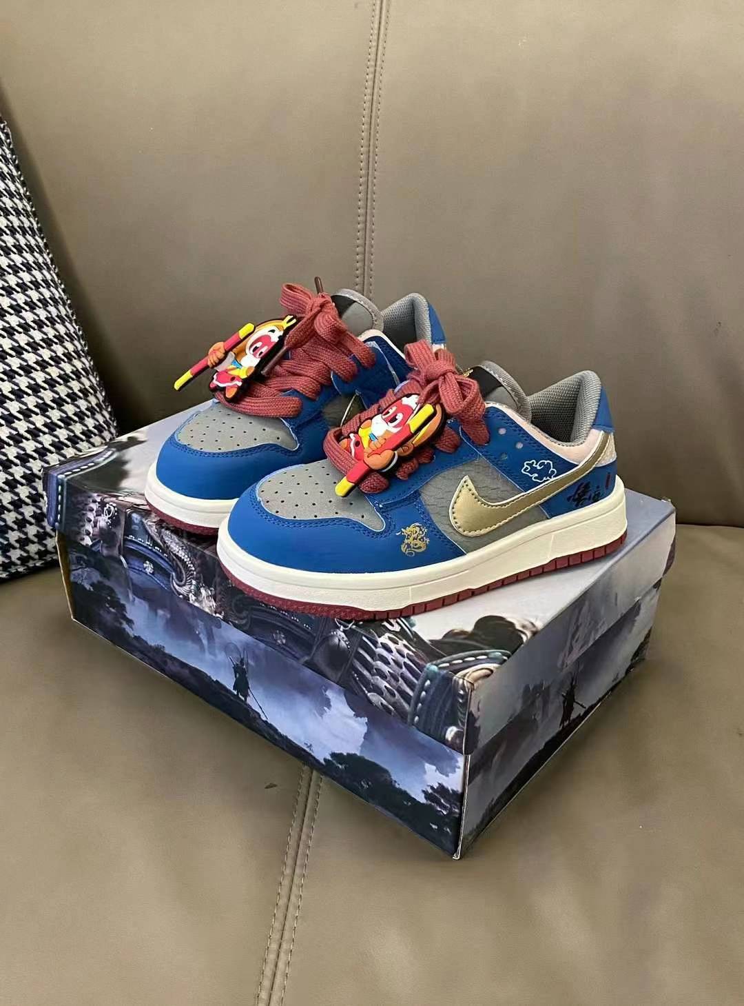 图片[3]-低帮悟空蓝 原图直出⭐️ 鞋面网孔设计清爽透气💨还有悟空挂件装饰也太爱了叭👻鞋身侧边还有多种的图案配饰，搭配在一起尊嘟好好看啊😍鞋底防滑耐磨抓地力强👍🏻-选品中心