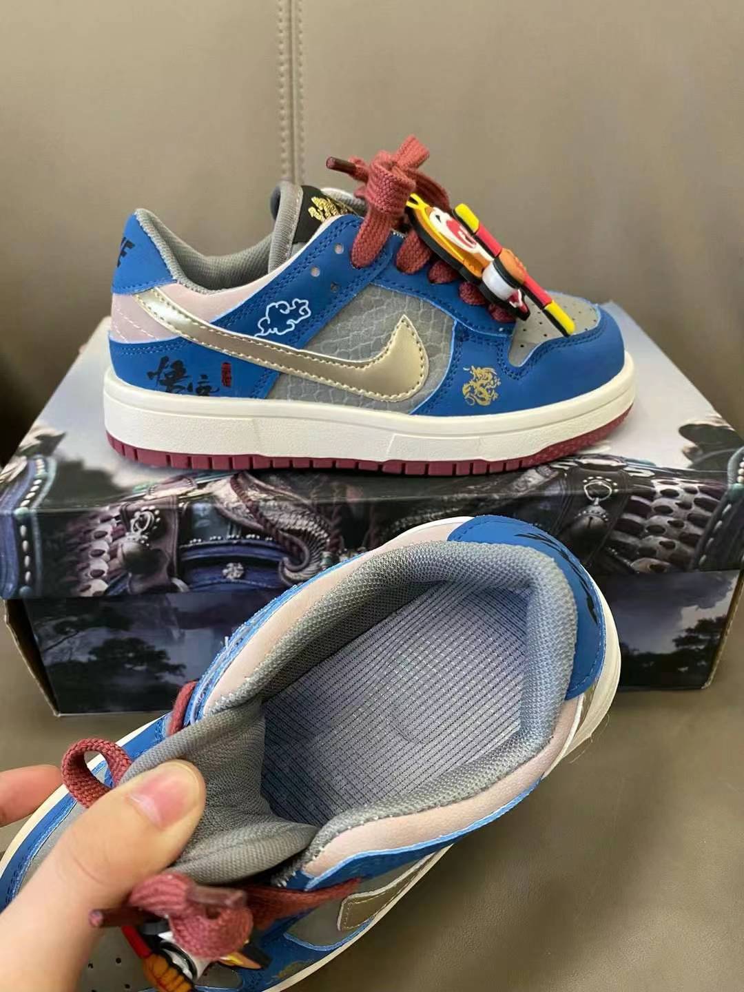 图片[4]-低帮悟空蓝 原图直出⭐️ 鞋面网孔设计清爽透气💨还有悟空挂件装饰也太爱了叭👻鞋身侧边还有多种的图案配饰，搭配在一起尊嘟好好看啊😍鞋底防滑耐磨抓地力强👍🏻-选品中心