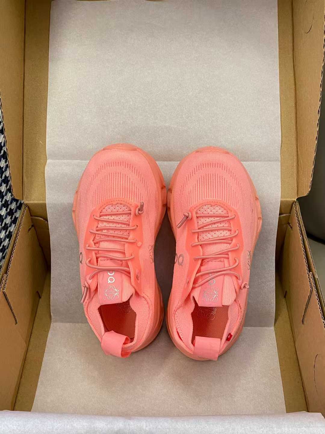 图片[2]-原图直出🌟 鞋面采用高性能网眼布和编织物组成的多层鞋面 透气又舒适💨鞋底轻盈又高回弹力，脚感很舒服😌而且不用系鞋带很方便～ 全新颜色搭配真的让人很难不爱🤩-选品中心