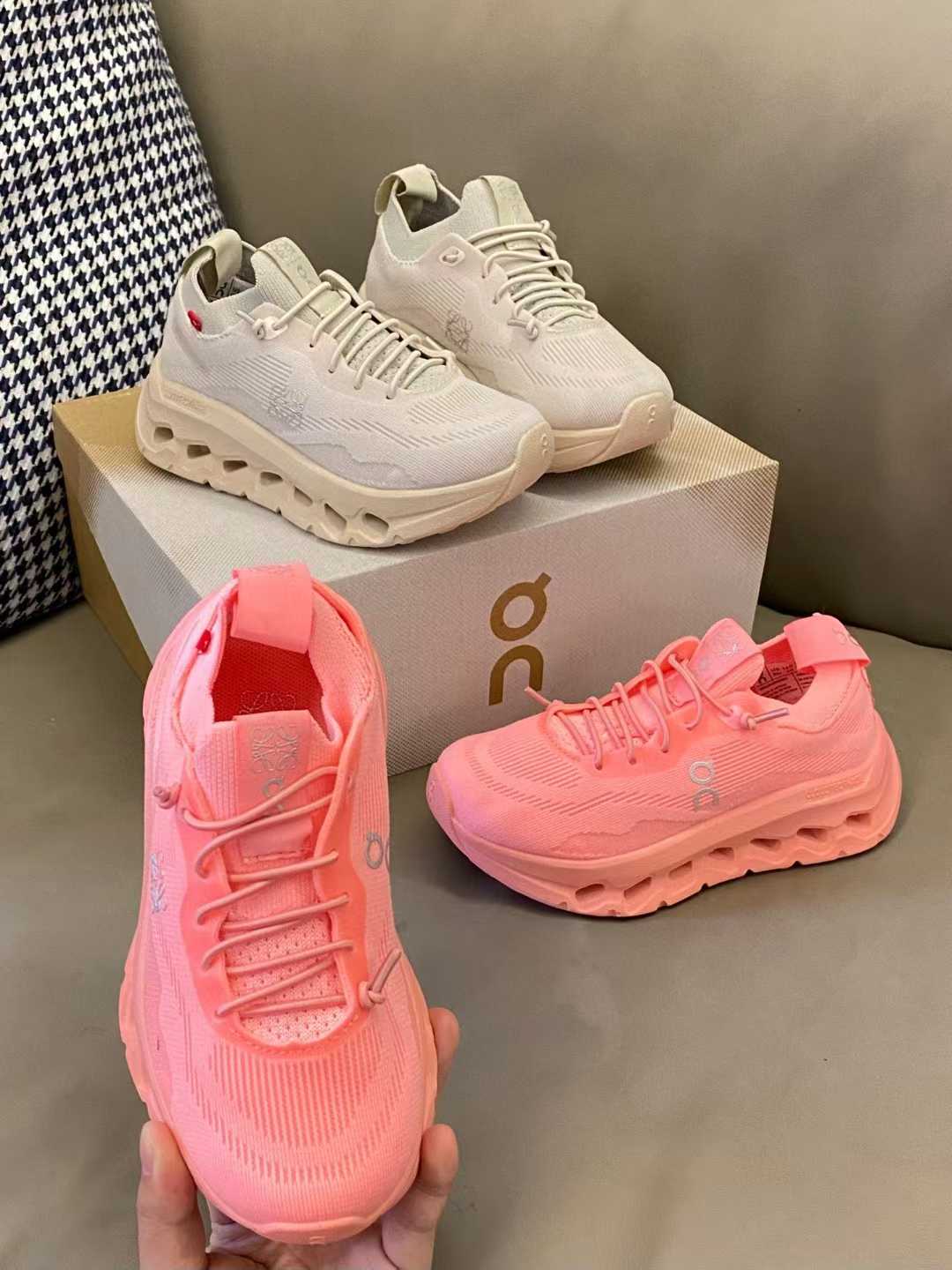 图片[4]-原图直出🌟 鞋面采用高性能网眼布和编织物组成的多层鞋面 透气又舒适💨鞋底轻盈又高回弹力，脚感很舒服😌而且不用系鞋带很方便～ 全新颜色搭配真的让人很难不爱🤩-选品中心