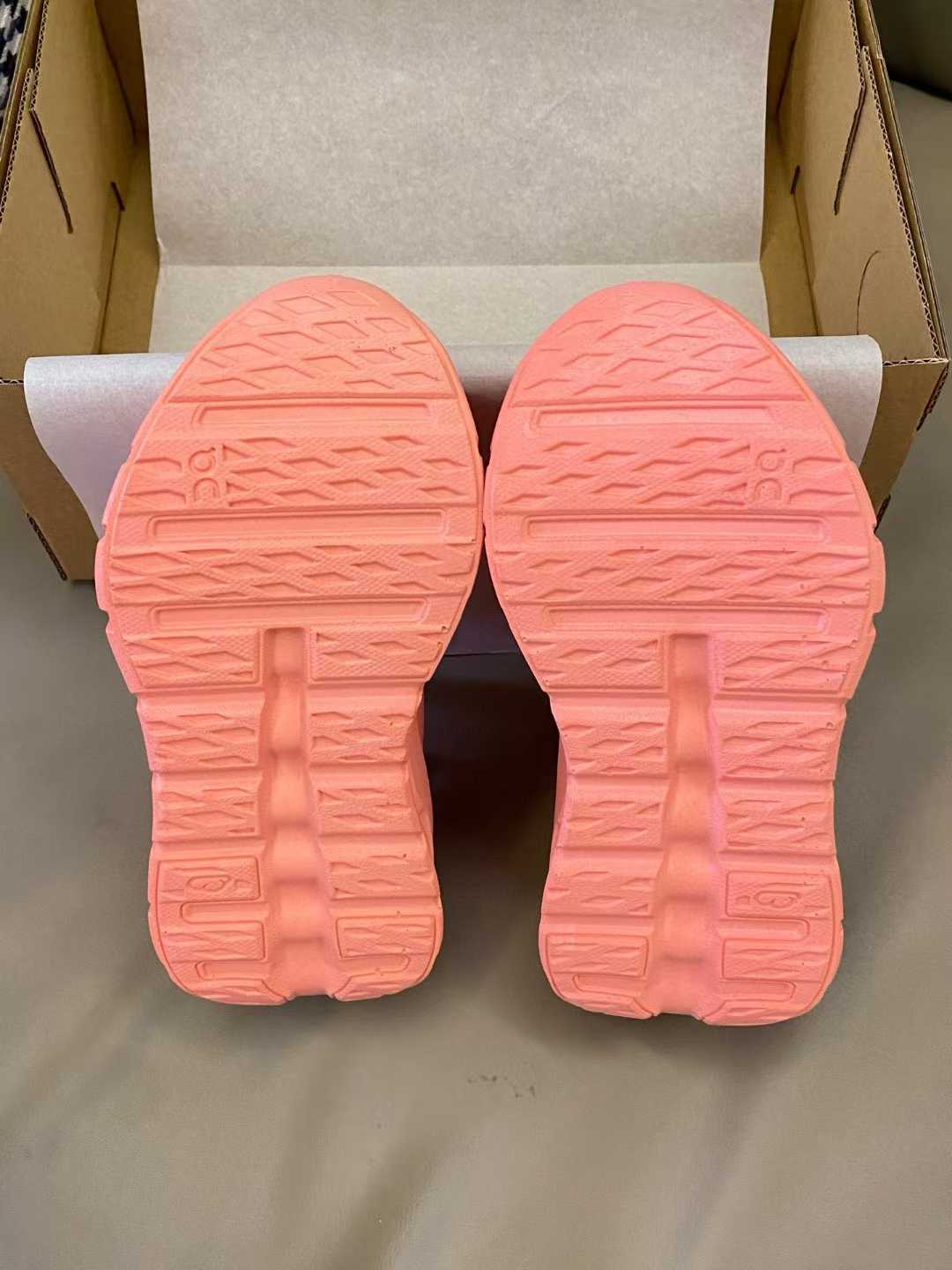 图片[8]-原图直出🌟 鞋面采用高性能网眼布和编织物组成的多层鞋面 透气又舒适💨鞋底轻盈又高回弹力，脚感很舒服😌而且不用系鞋带很方便～ 全新颜色搭配真的让人很难不爱🤩-选品中心