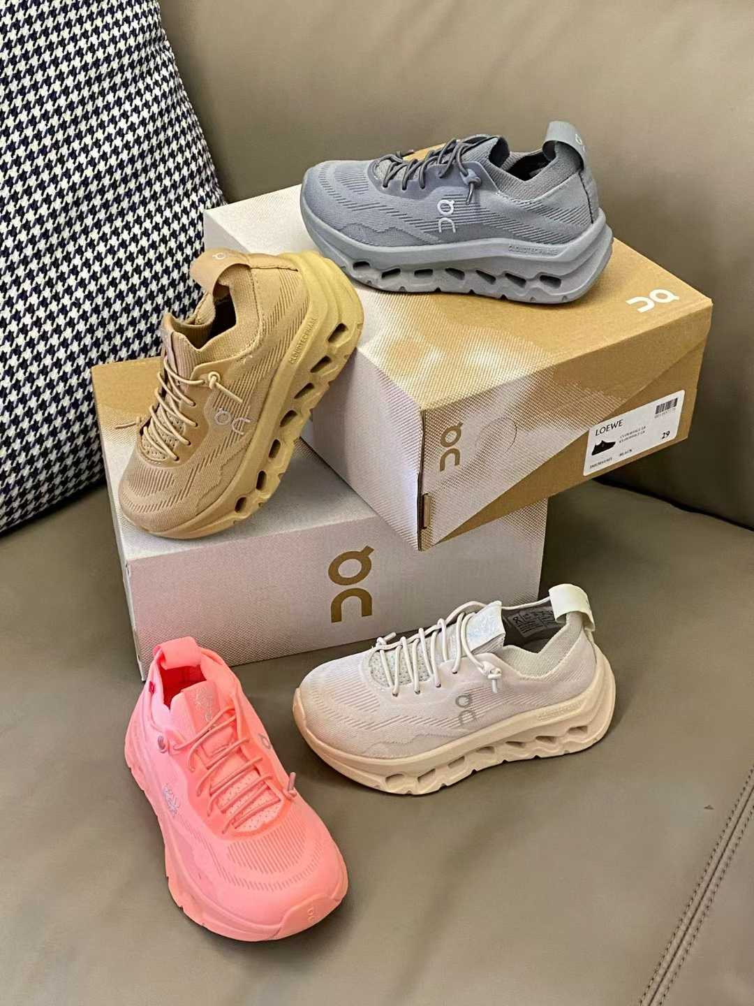 图片[6]-原图直出🌟 鞋面采用高性能网眼布和编织物组成的多层鞋面 透气又舒适💨鞋底轻盈又高回弹力，脚感很舒服😌而且不用系鞋带很方便～ 全新颜色搭配真的让人很难不爱🤩-选品中心