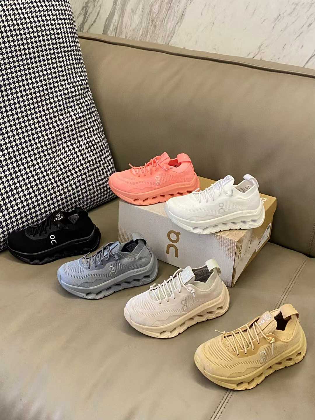 图片[5]-原图直出🌟 鞋面采用高性能网眼布和编织物组成的多层鞋面 透气又舒适💨鞋底轻盈又高回弹力，脚感很舒服😌而且不用系鞋带很方便～ 全新颜色搭配真的让人很难不爱🤩-选品中心