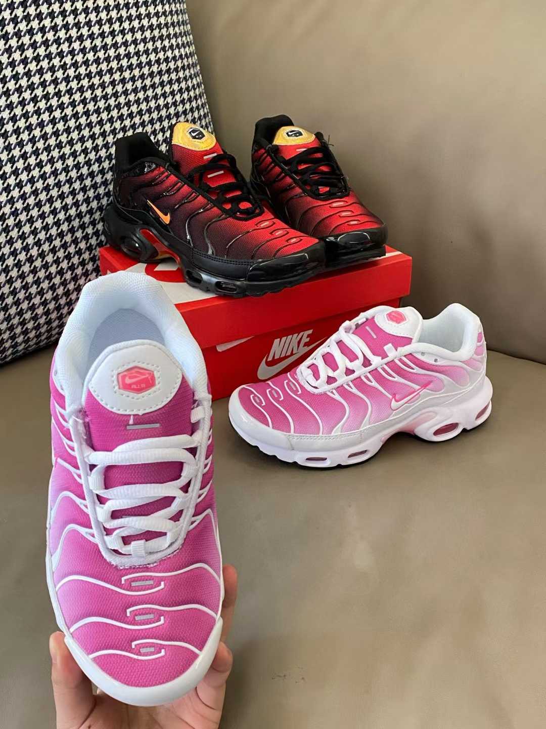 图片[2]-原图直出🌟 Nk Air Max Plus儿童系带运动鞋它拥有优质透气鞋面💨完全不会闷脚🦶🏻鞋底采用防滑耐磨的材质制作而成，大大加强了对地面的摩擦力😝让宝贝行走奔跑都更轻松快速🏃🏻-选品中心