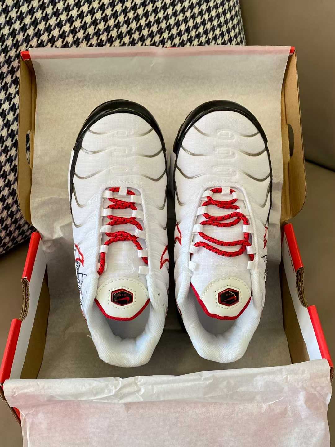 图片[3]-原图直出🌟 Nk Air Max Plus儿童系带运动鞋它拥有优质透气鞋面💨完全不会闷脚🦶🏻鞋底采用防滑耐磨的材质制作而成，大大加强了对地面的摩擦力😝让宝贝行走奔跑都更轻松快速🏃🏻-选品中心