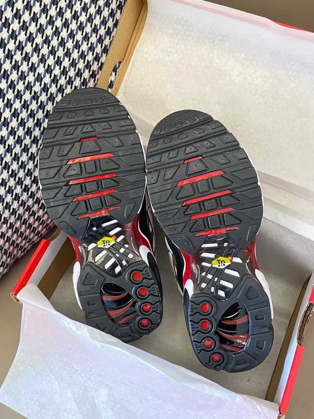 图片[8]-原图直出🌟 Nk Air Max Plus儿童系带运动鞋它拥有优质透气鞋面💨完全不会闷脚🦶🏻鞋底采用防滑耐磨的材质制作而成，大大加强了对地面的摩擦力😝让宝贝行走奔跑都更轻松快速🏃🏻-选品中心