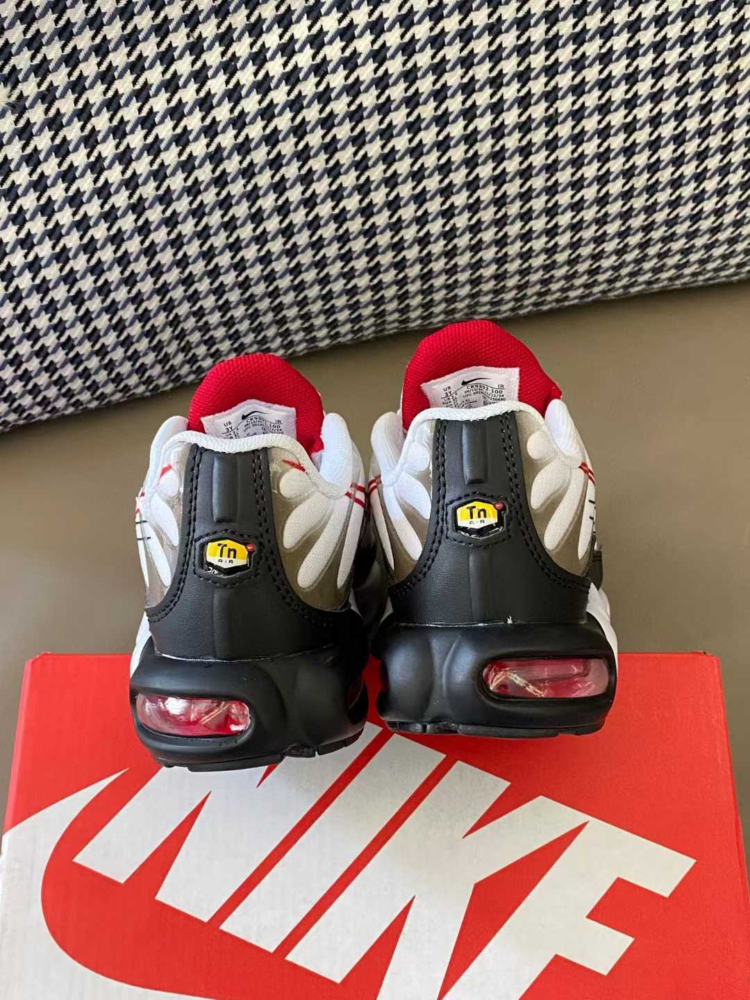 图片[6]-原图直出🌟 Nk Air Max Plus儿童系带运动鞋它拥有优质透气鞋面💨完全不会闷脚🦶🏻鞋底采用防滑耐磨的材质制作而成，大大加强了对地面的摩擦力😝让宝贝行走奔跑都更轻松快速🏃🏻-选品中心