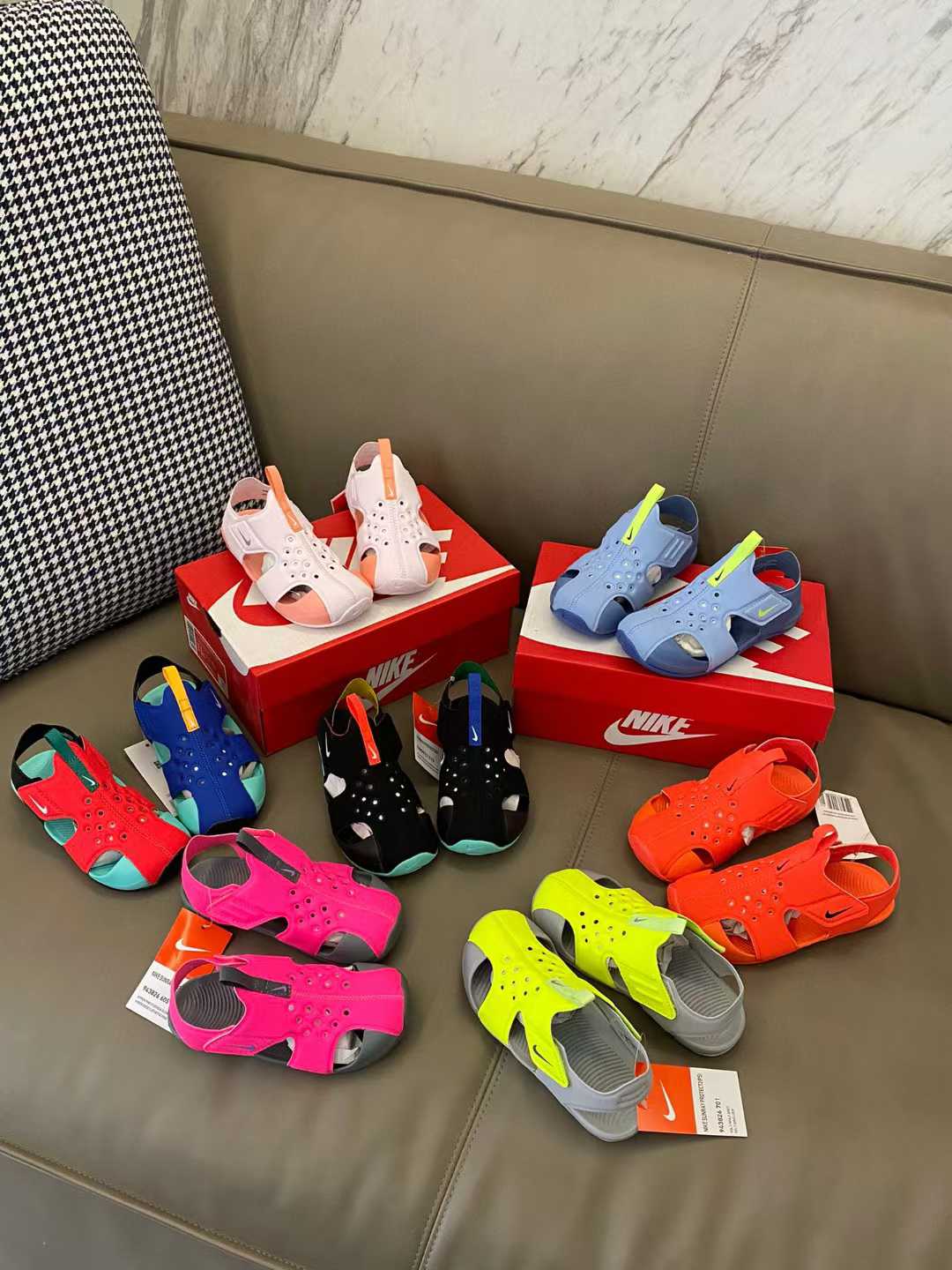 合集🈴️专G版ＮＫ护脚洞洞鞋新配色👇质量无敌好.纯手机实拍就能感受出来它的品质. NK 飞机翼包头洞洞鞋，采用魔术贴设计穿脱方便，全部包头设计完美贴合脚型护脚趾🤩鞋面网孔设计，清爽透气💨品质绝对放心😍 尺码：22-35-选品中心