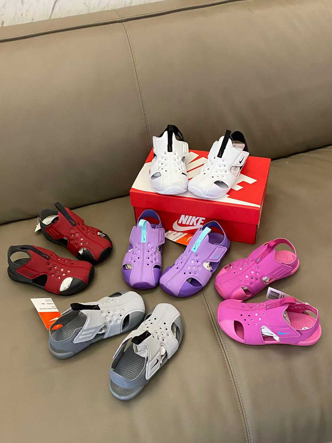 图片[3]-合集🈴️专G版ＮＫ护脚洞洞鞋新配色👇质量无敌好.纯手机实拍就能感受出来它的品质. NK 飞机翼包头洞洞鞋，采用魔术贴设计穿脱方便，全部包头设计完美贴合脚型护脚趾🤩鞋面网孔设计，清爽透气💨品质绝对放心😍 尺码：22-35-选品中心