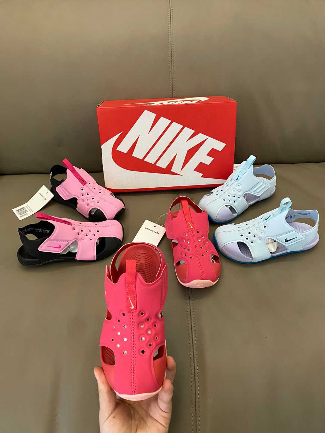 图片[2]-合集🈴️专G版ＮＫ护脚洞洞鞋新配色👇质量无敌好.纯手机实拍就能感受出来它的品质. NK 飞机翼包头洞洞鞋，采用魔术贴设计穿脱方便，全部包头设计完美贴合脚型护脚趾🤩鞋面网孔设计，清爽透气💨品质绝对放心😍 尺码：22-35-选品中心