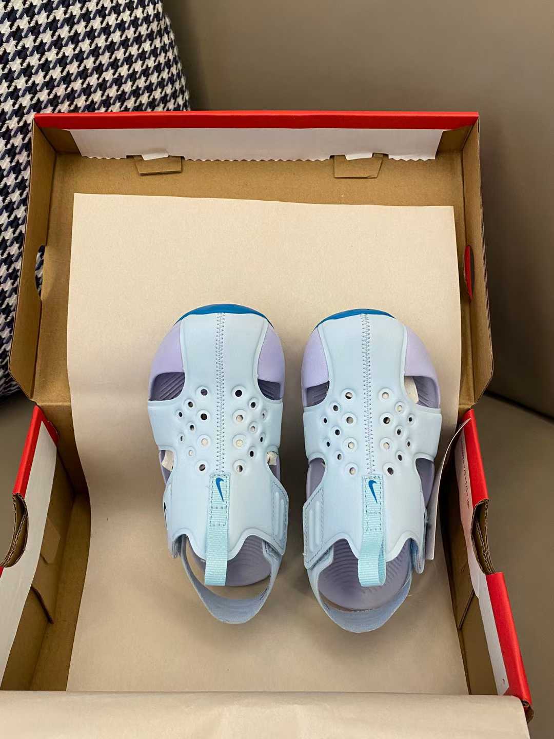 图片[5]-合集🈴️专G版ＮＫ护脚洞洞鞋新配色👇质量无敌好.纯手机实拍就能感受出来它的品质. NK 飞机翼包头洞洞鞋，采用魔术贴设计穿脱方便，全部包头设计完美贴合脚型护脚趾🤩鞋面网孔设计，清爽透气💨品质绝对放心😍 尺码：22-35-选品中心