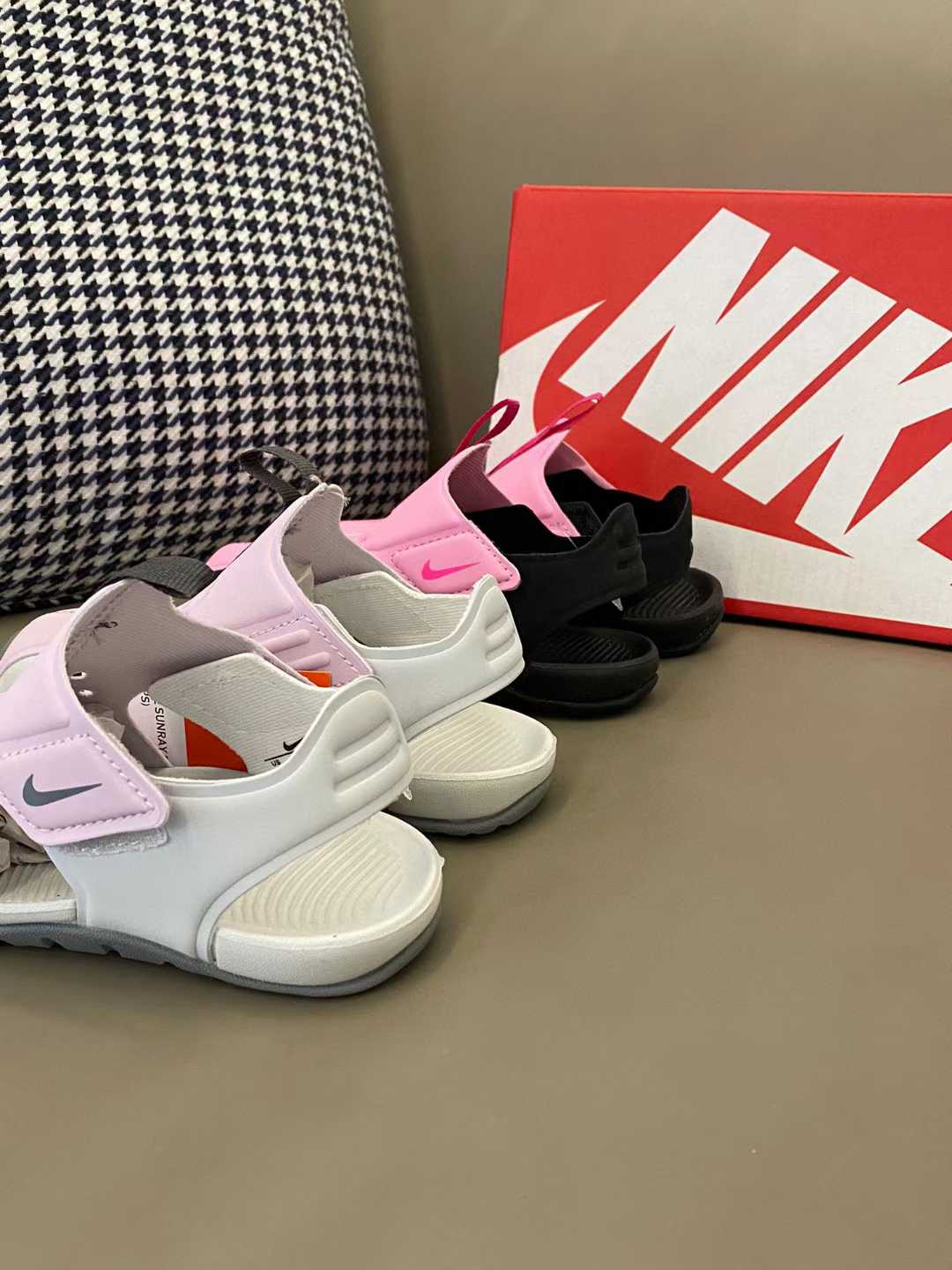 图片[4]-合集🈴️专G版ＮＫ护脚洞洞鞋新配色👇质量无敌好.纯手机实拍就能感受出来它的品质. NK 飞机翼包头洞洞鞋，采用魔术贴设计穿脱方便，全部包头设计完美贴合脚型护脚趾🤩鞋面网孔设计，清爽透气💨品质绝对放心😍 尺码：22-35-选品中心