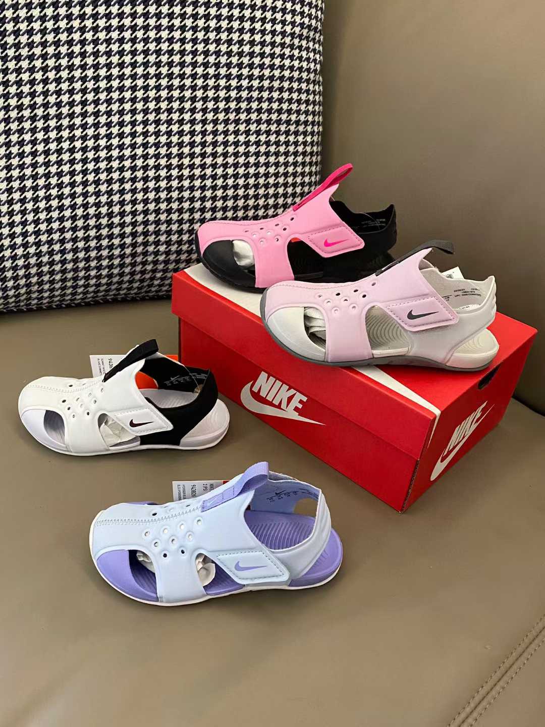 图片[6]-合集🈴️专G版ＮＫ护脚洞洞鞋新配色👇质量无敌好.纯手机实拍就能感受出来它的品质. NK 飞机翼包头洞洞鞋，采用魔术贴设计穿脱方便，全部包头设计完美贴合脚型护脚趾🤩鞋面网孔设计，清爽透气💨品质绝对放心😍 尺码：22-35-选品中心