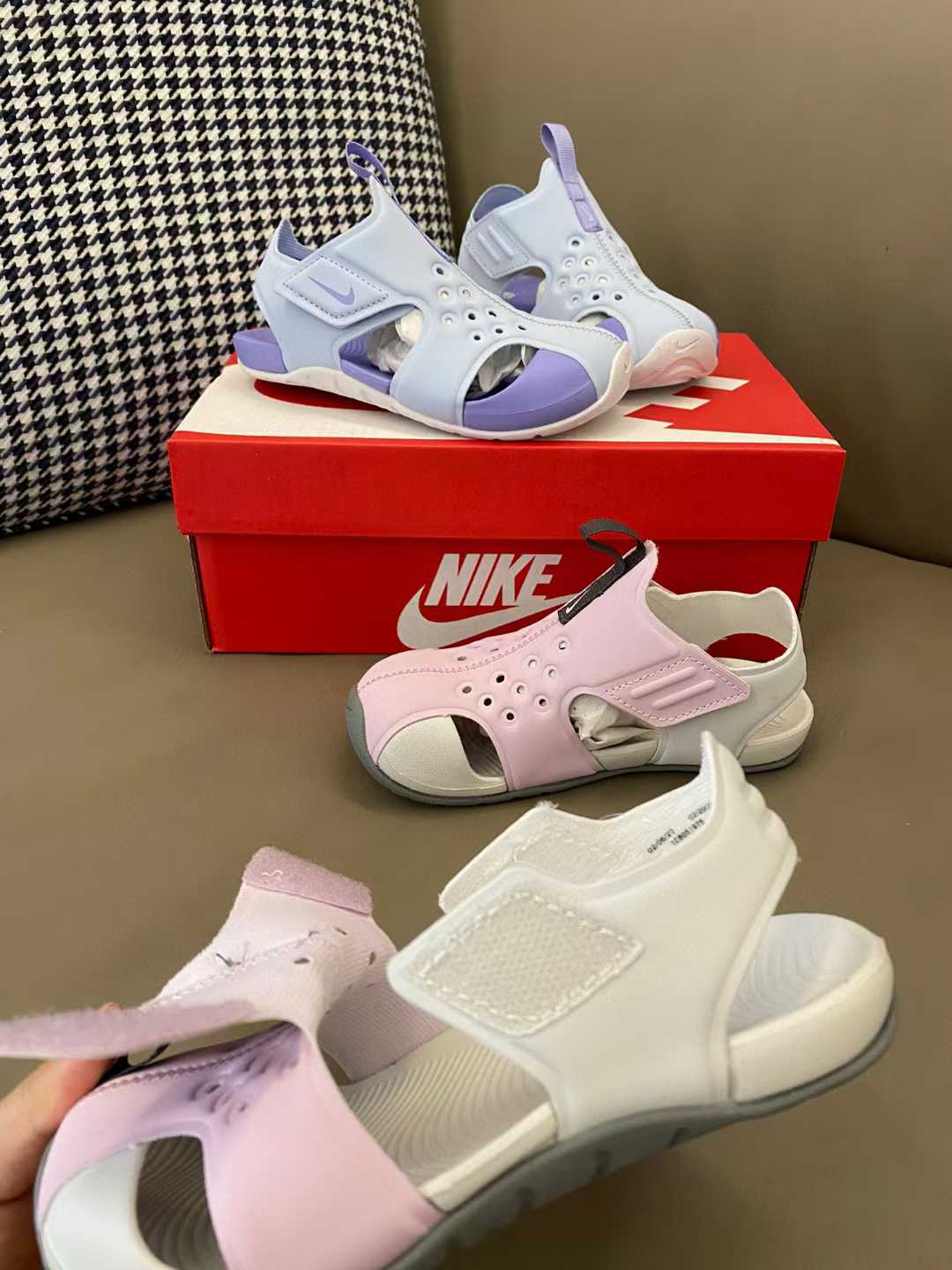 图片[8]-合集🈴️专G版ＮＫ护脚洞洞鞋新配色👇质量无敌好.纯手机实拍就能感受出来它的品质. NK 飞机翼包头洞洞鞋，采用魔术贴设计穿脱方便，全部包头设计完美贴合脚型护脚趾🤩鞋面网孔设计，清爽透气💨品质绝对放心😍 尺码：22-35-选品中心