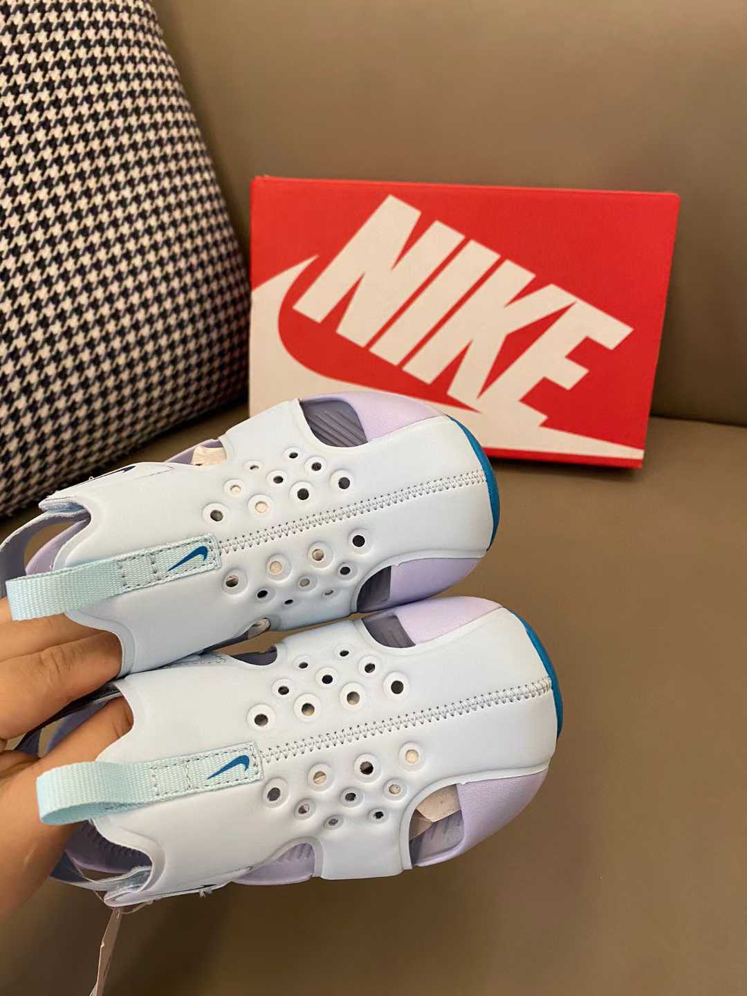 图片[7]-合集🈴️专G版ＮＫ护脚洞洞鞋新配色👇质量无敌好.纯手机实拍就能感受出来它的品质. NK 飞机翼包头洞洞鞋，采用魔术贴设计穿脱方便，全部包头设计完美贴合脚型护脚趾🤩鞋面网孔设计，清爽透气💨品质绝对放心😍 尺码：22-35-选品中心