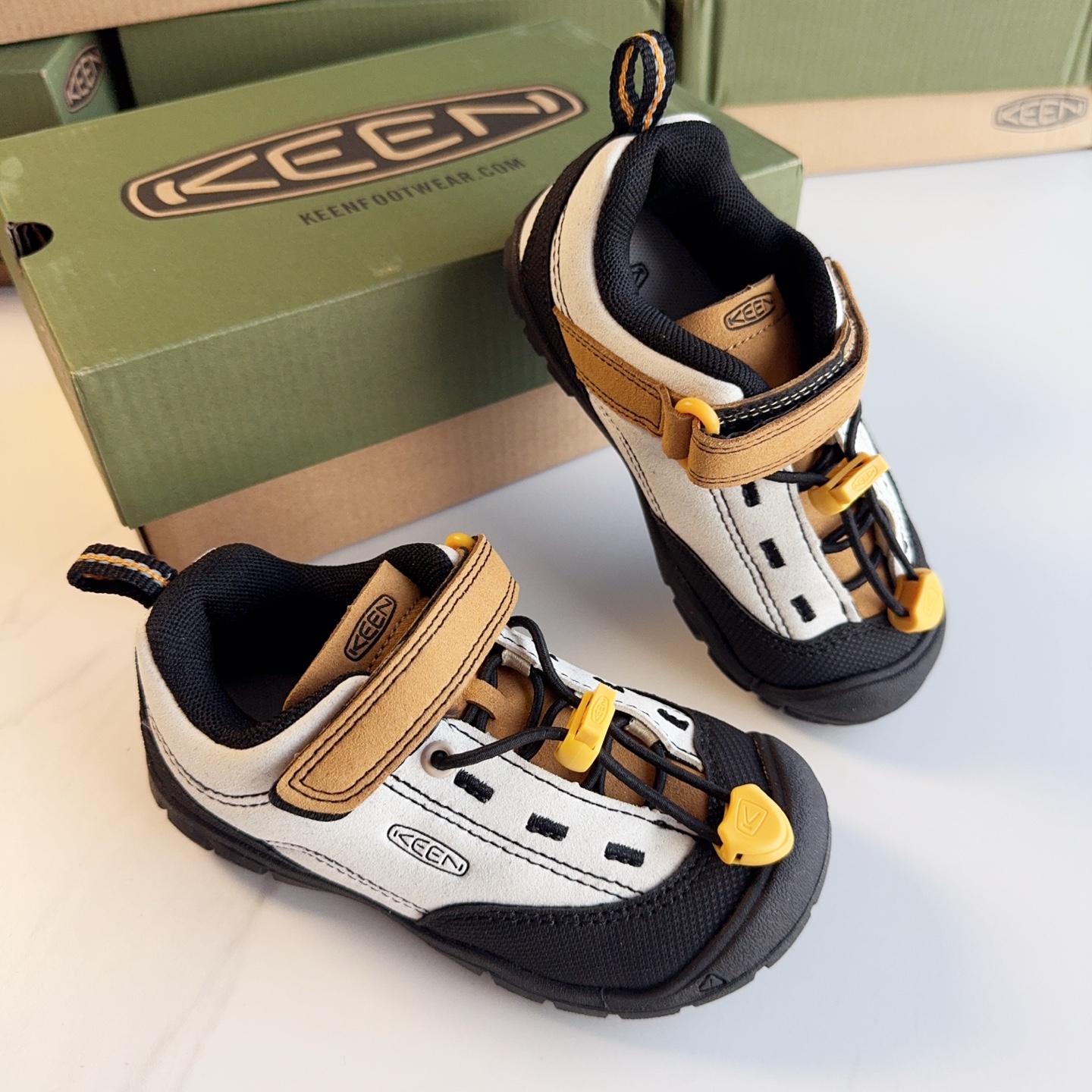 NO:339348,Size:24-37 Magic sticker, easy to set off. Double Velcro + elastic buckle design, 3 seconds of wearing and taking off can be very worry-free. Fat feet and thin feet can be wrapped steadily. Running and jumping without shaking and falling, let your baby learn to wear shoes independently and confidently take every step. KEEN Cohen,19860909Size:24-37  魔法一贴,轻松出发 双魔术贴+松紧扣设计,3秒穿脱超省心 胖脚丫、瘦脚丫都能稳稳包裹,跑跳不晃不掉让宝贝学会独立穿鞋自信迈出每一步,KEEN 科恩,,Children's