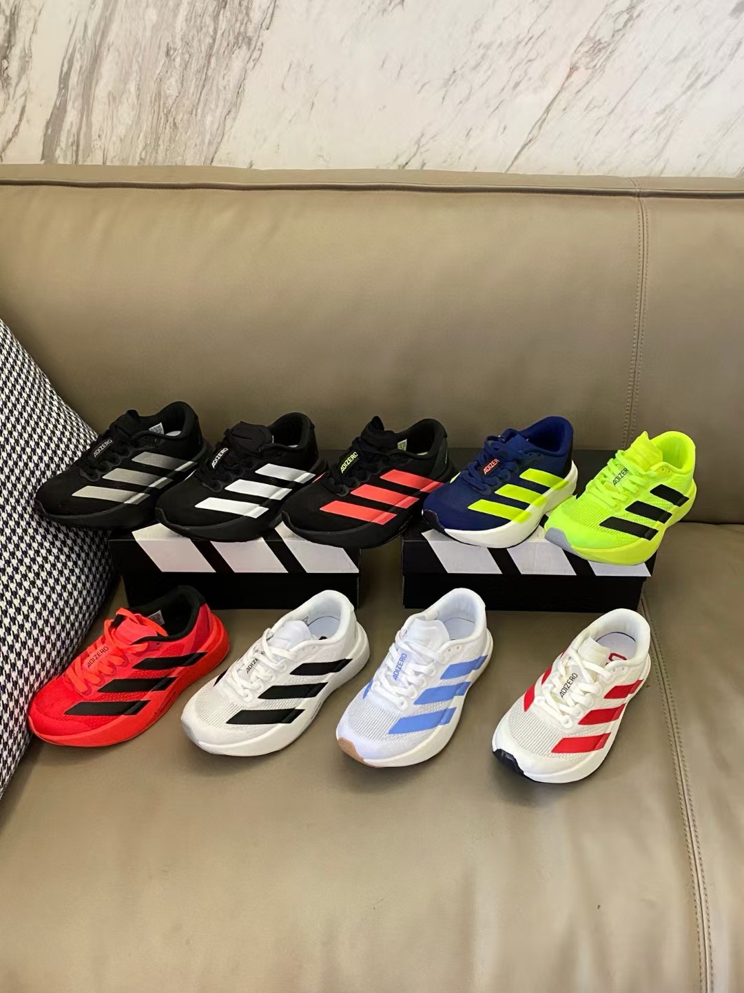 原图直出🌟 近期热门 澎湃脚感 福利一波🔥鞋面采用透气网面示人，不闷脚💨上脚超酷🆒穿这款鞋去跑步吧 很加分哦😇-选品中心