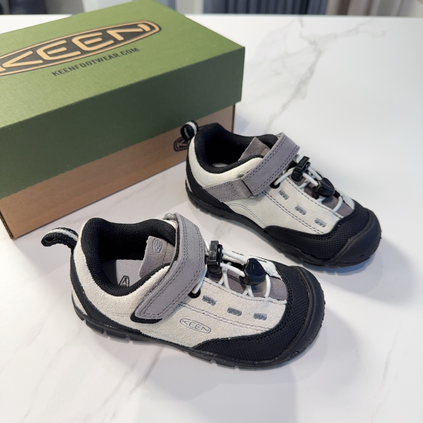 NO:339434,Size:24-37 Magic sticker, easy to set off. Double Velcro + elastic buckle design, 3 seconds of wearing and taking off can be very worry-free. Fat feet and thin feet can be wrapped steadily. Running and jumping without shaking and falling, let your baby learn to wear shoes independently and confidently take every step. KEEN Cohen,19860909Size:24-37 魔法一贴,轻松出发 双魔术贴+松紧扣设计,3秒穿脱超省心 胖脚丫、瘦脚丫都能稳稳包裹,跑跳不晃不掉让宝贝学会独立穿鞋自信迈出每一步,KEEN 科恩,,Children's