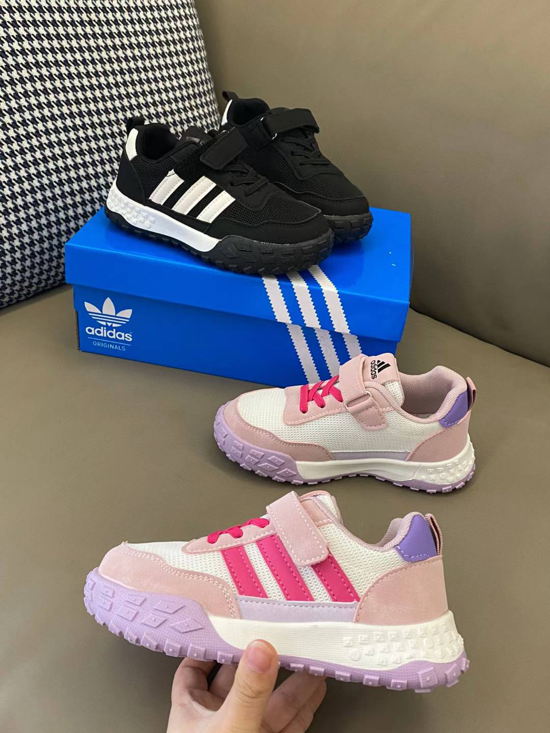 活动可退换 原图直出🌟 被问了无数遍的AD新款三条杠魔术贴网面运动鞋🔥鞋面采用透气网面材质，舒适不闷脚💨让宝贝的双脚自由呼吸🤩魔术贴设计，方便孩子自己穿脱，培养孩子的独立能力🥰鞋底采用防滑耐磨橡胶材质，安全耐穿，让宝贝尽情奔跑玩耍👻-选品中心