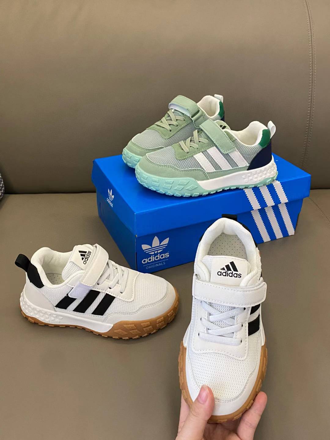 图片[2]-活动可退换 原图直出🌟 被问了无数遍的AD新款三条杠魔术贴网面运动鞋🔥鞋面采用透气网面材质，舒适不闷脚💨让宝贝的双脚自由呼吸🤩魔术贴设计，方便孩子自己穿脱，培养孩子的独立能力🥰鞋底采用防滑耐磨橡胶材质，安全耐穿，让宝贝尽情奔跑玩耍👻-选品中心