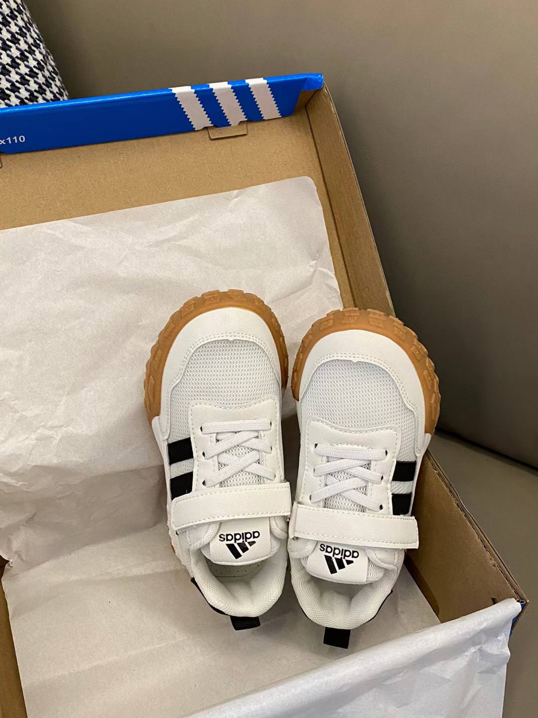 图片[3]-活动可退换 原图直出🌟 被问了无数遍的AD新款三条杠魔术贴网面运动鞋🔥鞋面采用透气网面材质，舒适不闷脚💨让宝贝的双脚自由呼吸🤩魔术贴设计，方便孩子自己穿脱，培养孩子的独立能力🥰鞋底采用防滑耐磨橡胶材质，安全耐穿，让宝贝尽情奔跑玩耍👻-选品中心