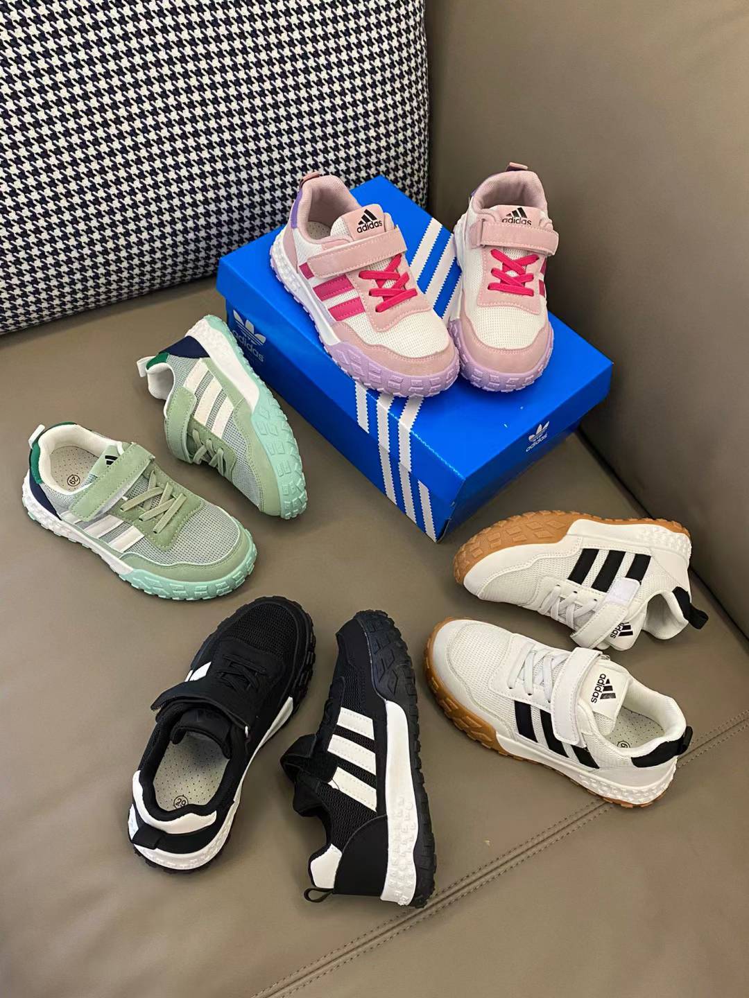 图片[7]-活动可退换 原图直出🌟 被问了无数遍的AD新款三条杠魔术贴网面运动鞋🔥鞋面采用透气网面材质，舒适不闷脚💨让宝贝的双脚自由呼吸🤩魔术贴设计，方便孩子自己穿脱，培养孩子的独立能力🥰鞋底采用防滑耐磨橡胶材质，安全耐穿，让宝贝尽情奔跑玩耍👻-选品中心