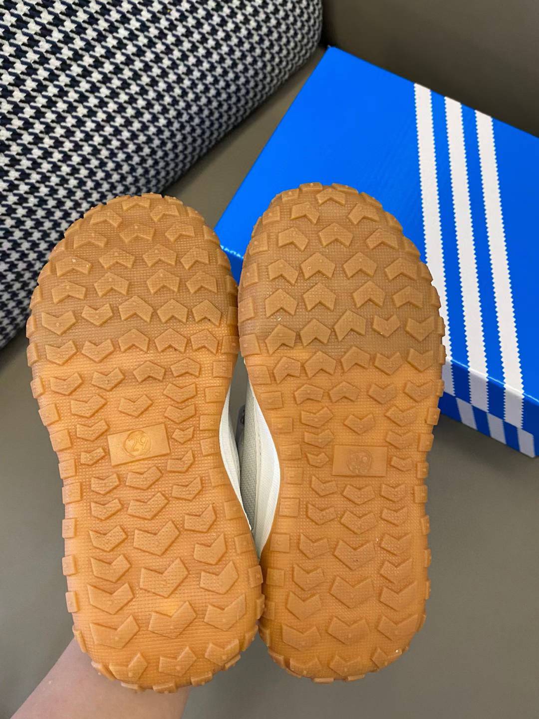 图片[8]-活动可退换 原图直出🌟 被问了无数遍的AD新款三条杠魔术贴网面运动鞋🔥鞋面采用透气网面材质，舒适不闷脚💨让宝贝的双脚自由呼吸🤩魔术贴设计，方便孩子自己穿脱，培养孩子的独立能力🥰鞋底采用防滑耐磨橡胶材质，安全耐穿，让宝贝尽情奔跑玩耍👻-选品中心