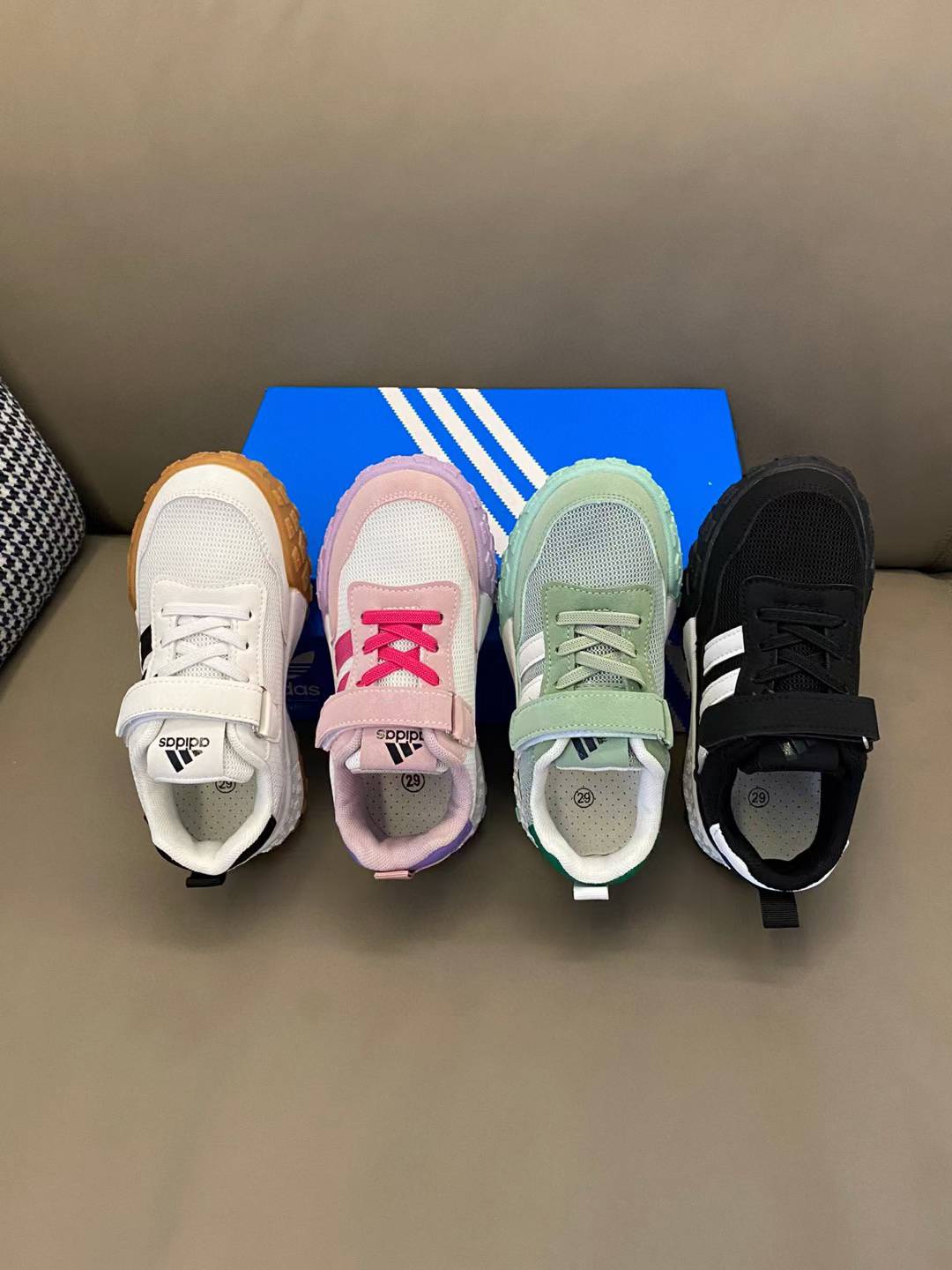 图片[5]-活动可退换 原图直出🌟 被问了无数遍的AD新款三条杠魔术贴网面运动鞋🔥鞋面采用透气网面材质，舒适不闷脚💨让宝贝的双脚自由呼吸🤩魔术贴设计，方便孩子自己穿脱，培养孩子的独立能力🥰鞋底采用防滑耐磨橡胶材质，安全耐穿，让宝贝尽情奔跑玩耍👻-选品中心