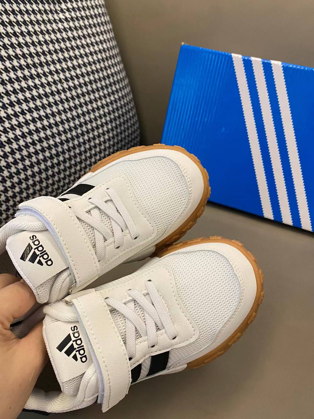 图片[6]-活动可退换 原图直出🌟 被问了无数遍的AD新款三条杠魔术贴网面运动鞋🔥鞋面采用透气网面材质，舒适不闷脚💨让宝贝的双脚自由呼吸🤩魔术贴设计，方便孩子自己穿脱，培养孩子的独立能力🥰鞋底采用防滑耐磨橡胶材质，安全耐穿，让宝贝尽情奔跑玩耍👻-选品中心