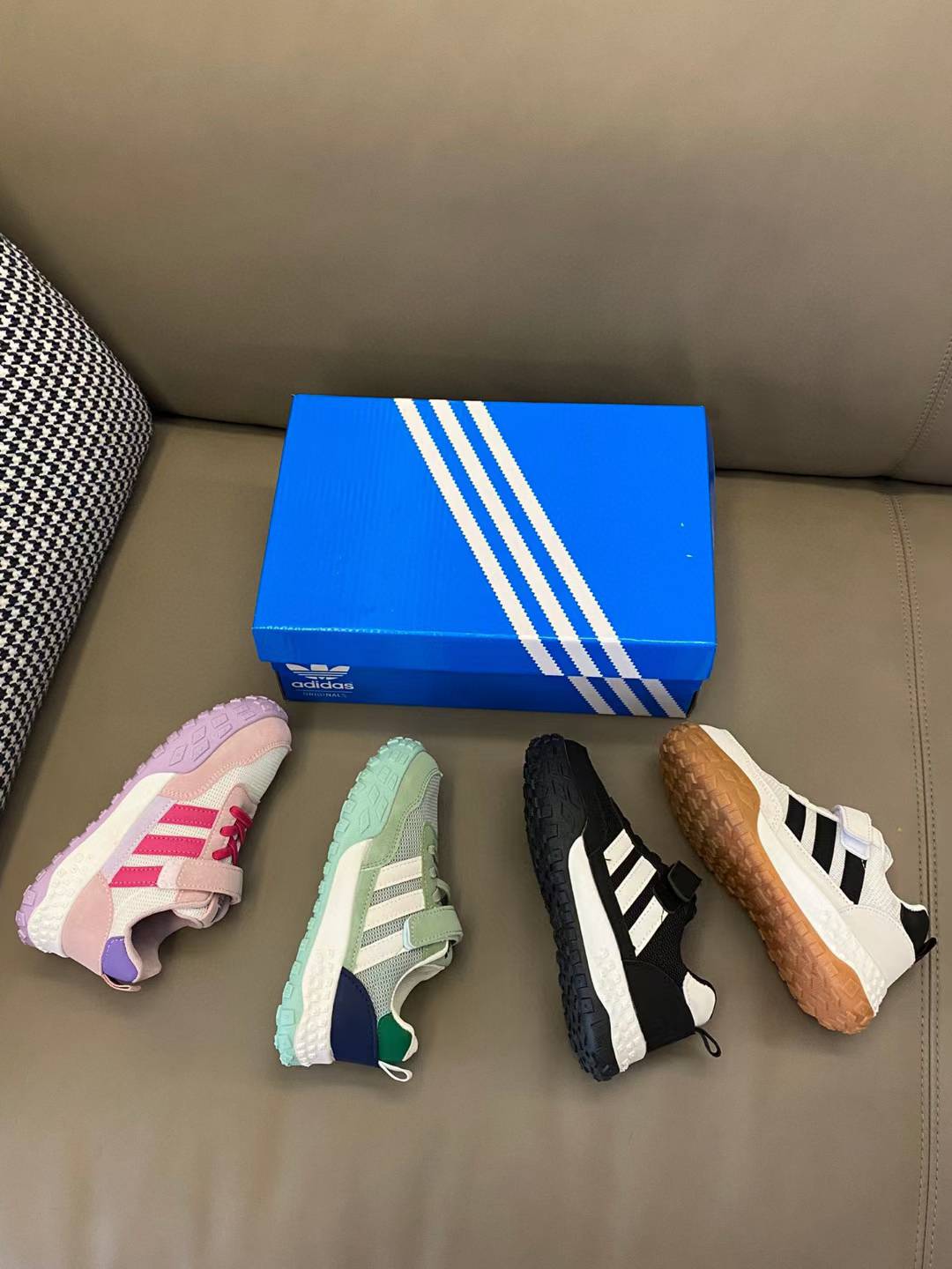 图片[4]-活动可退换 原图直出🌟 被问了无数遍的AD新款三条杠魔术贴网面运动鞋🔥鞋面采用透气网面材质，舒适不闷脚💨让宝贝的双脚自由呼吸🤩魔术贴设计，方便孩子自己穿脱，培养孩子的独立能力🥰鞋底采用防滑耐磨橡胶材质，安全耐穿，让宝贝尽情奔跑玩耍👻-选品中心