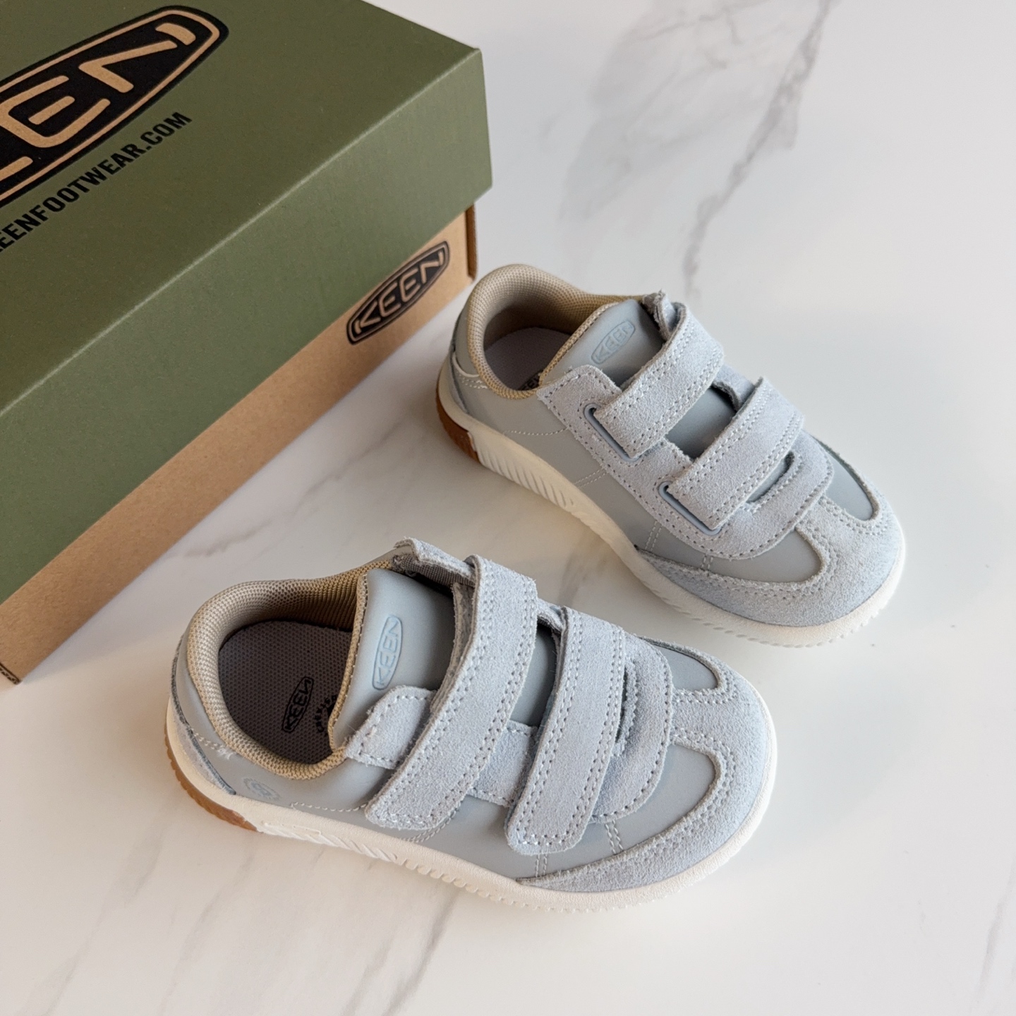 NO:601960,[KN] KEEN KNX T-TOE DS children's shoes - double Velcro + first-layer cowhide, comfortable and convenient!  Made of selected first-layer cowhide material, it is soft and breathable, wear-resistant and durable, and protects your baby's delicate feet. Double Velcro design, easy to put on and take off with one pull, easily adjust the tightness to adapt to different foot types, making it easier to put on and take off!  The non-slip and wear-resistant outsole has strong traction and can be walked steadily on rainy days and wetlands. From kindergarten to outdoor exploration, the baby can feel free and worry-free every step, and parents can save more effort. SIZE: 22-37, KEEN Cohen, cowhide,19860909【KN】KEEN KNX T-TOE DS童鞋——双魔术贴+头层牛皮,舒适与便捷兼得！ 精选头层牛皮材质,柔软透气,耐磨耐穿,呵护宝贝娇嫩双足.双魔术贴设计,一拉即穿脱,轻松调节松紧,适应不同脚型,穿脱更省心！防滑耐磨大底,抓地力强,雨天湿地也能稳稳行走.从幼儿园到户外探索,让宝贝每一步都自在无忧,家长更省力 SIZE:22-37,KEEN 科恩,cowhide,,Children's