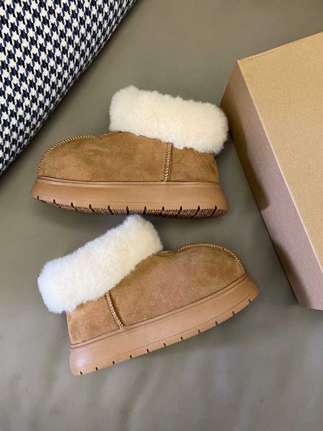 图片[2]-原图直出🌟 这款雪地靴采用短款设计不仅时髦百搭👻更方便在雪地里行走🚶‍♀️‍➡️一脚蹬方便穿脱✅精选材质保暖又舒适😆让宝贝在寒冷中也能保持优雅与温暖🤗尺码：26-37\”},\”commodity\”：{\”negativeStock\”：true,\”new_send_time\”：1765783938391,\”noForwardDown\”：false,\”normal\”：true,\”old_share_time\”：\”-选品中心