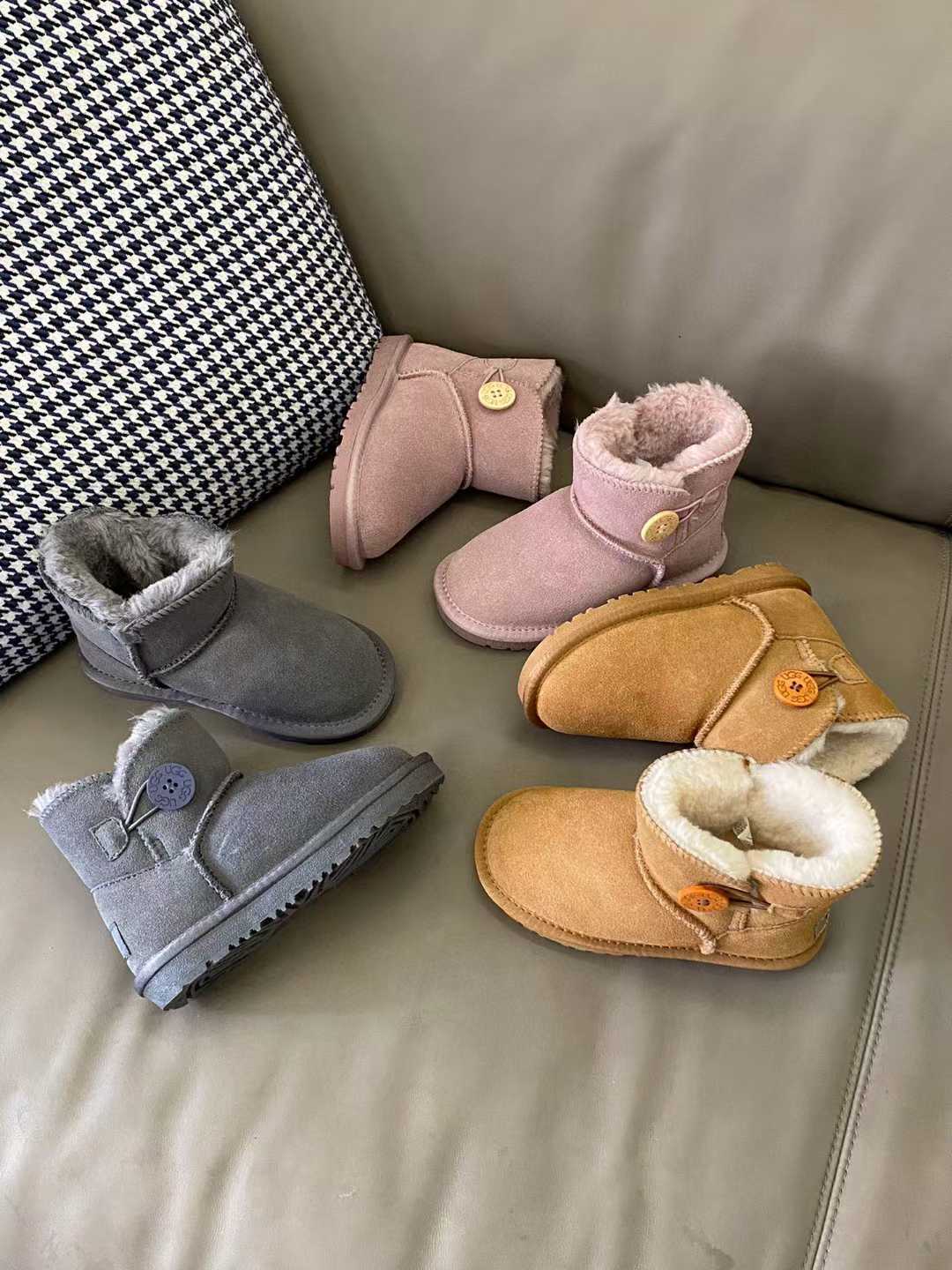 原图直出🌟 鞋面是反绒牛皮的，内里有加厚长毛绒，穿着超级舒服🫠超级暖和🤩纽扣款的纽扣🈶质感不廉价👻鞋底防滑耐磨✅ 尺码：21-37-选品中心