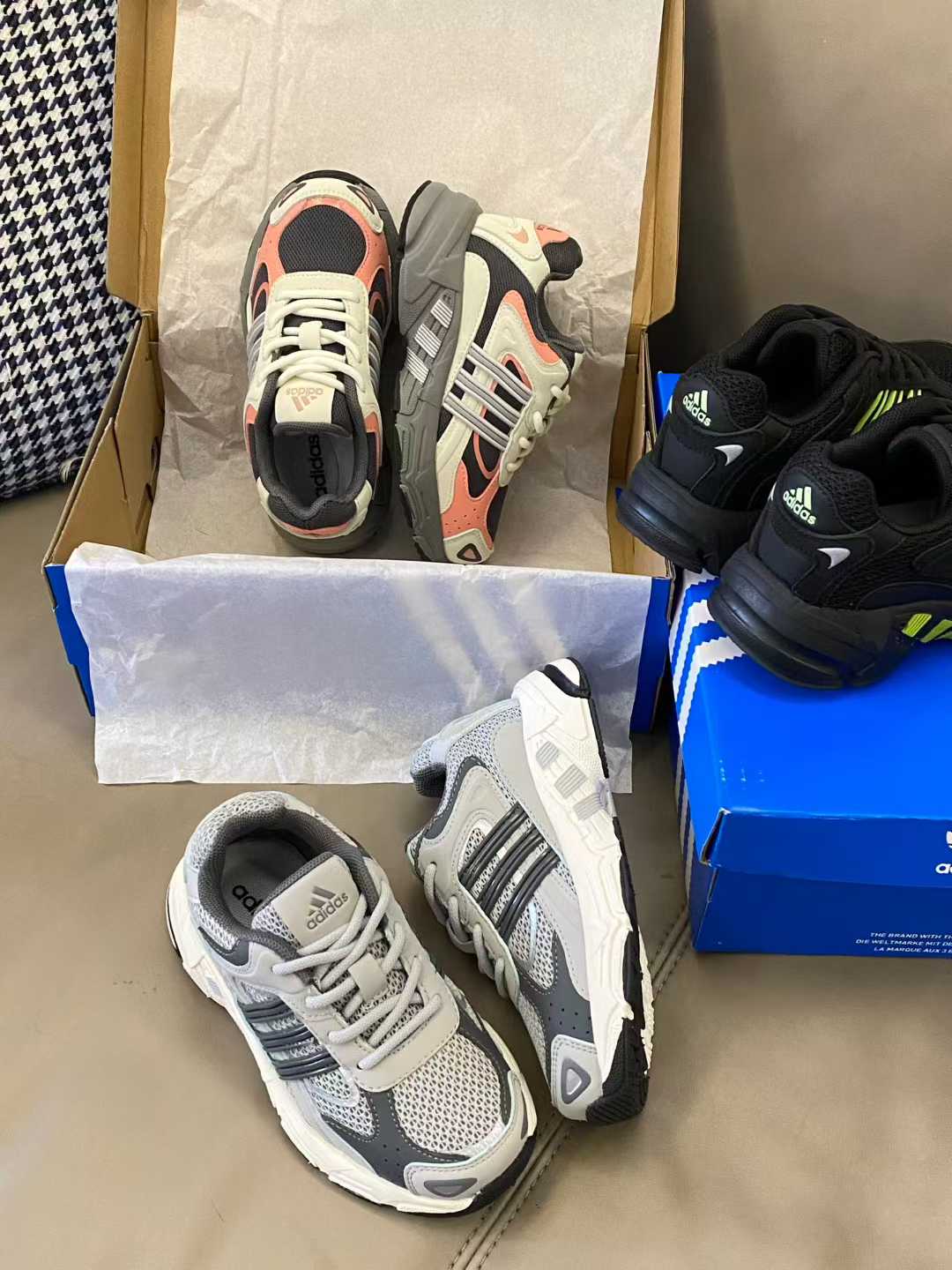 NO:754042,The original picture is straight out. The upper mesh design is refreshing and breathable. The elastic band is convenient for the baby to put on and take off. Say goodbye to cumbersome shoelaces to release the baby's vitality and nature. It can be switched at will for sports learning. The sole is non-slip, wear-resistant and not easy to fall. Adidas,19860909原图直出 鞋面网布设计清爽透气松紧带方便宝贝穿脱告别繁琐鞋带释放宝贝活力天性,运动学习随心切换鞋底防滑耐磨不易摔倒,阿迪达斯,,Children's