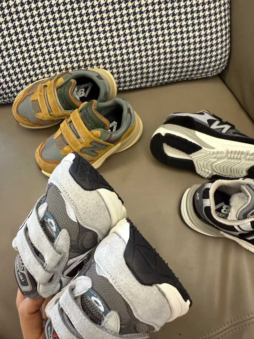 @180 】𝗡𝗕𝟵𝟵𝟬 Los detalles 'top' de las zapatillas infantiles, fotos reales sin retocar. 🧩 El velcro se desliza sua…
