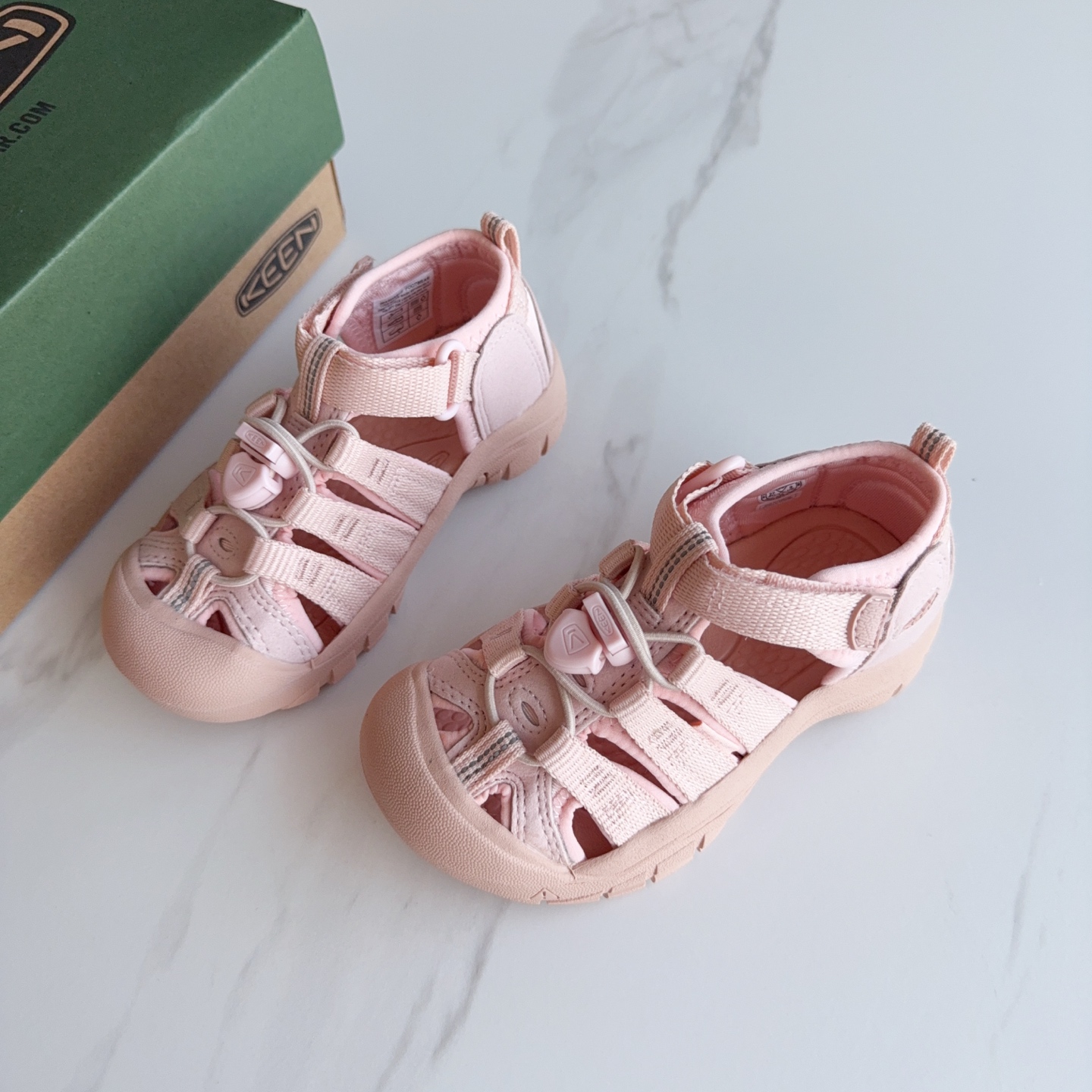 NO:811584,The top version of KEEN children's wading and river sandals can be worn by boys and girls, perfect quality!  !  Fully covered toe cap, the toe cap is cleverly designed with a fifteen-degree inclination to help the development of the arch of the foot. The elastic shoelace locking system and Velcro design make it easy and quick to put on and take off!  Rubber outsole, lightweight and wear-resistant, tire-type anti-skid texture, no pressure when running and jumping, the outsole and the upper are firmly bonded without any traces of glue, and it is durable and durable!  ,cohn sandals,sandals,19860909顶配版KEEN儿童涉水溯溪凉鞋 男女小朋友都可穿,完美品质！！ 全包鞋头,鞋头巧妙的设计了十五度倾斜,帮助足弓发发育.弹力鞋带锁定系统和魔术贴设计,穿脱方便快捷！橡胶大底,轻便耐磨,轮胎式防滑纹理,跑跳无压力,大底与鞋面黏合牢固无溢胶痕迹,耐穿耐造！,科恩凉鞋,sandals,,Children's