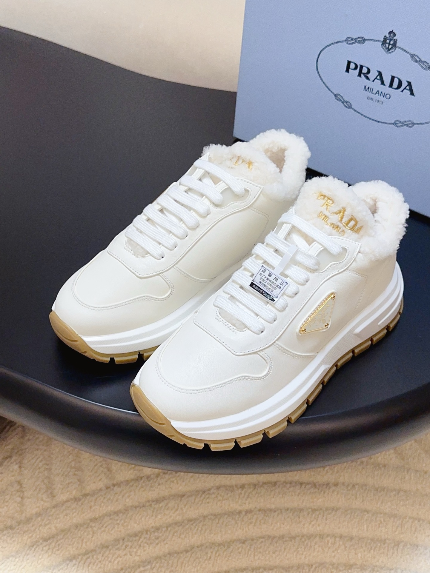 NO:723547,Produced by Wanhuo Factory ———————————— PRADA Prada’s latest autumn and winter casual sports shoes · Fabric: First-layer cowhide/sheep lining: Wool Thickness: 3cm Sole: TPU outsole Size: Women’s 35-41 (40/41 customization is non-refundable) Price:, casual shoes/sports shoes, prada, prada, sneakers, cowhide, sheep19860909莞货大厂出品 —————————————— PRADA 普拉达 最新秋冬款休闲运动鞋  ·  面料 : 头层牛皮/羊京  内里 : 羊毛  厚 : 3cm  鞋底 : TPU大底  Size : 女35-41（40/41定制不退换）  价格 :,休闲鞋/运动鞋,prada,prada,sneakers,cowhide,sheep,Women's Shoes