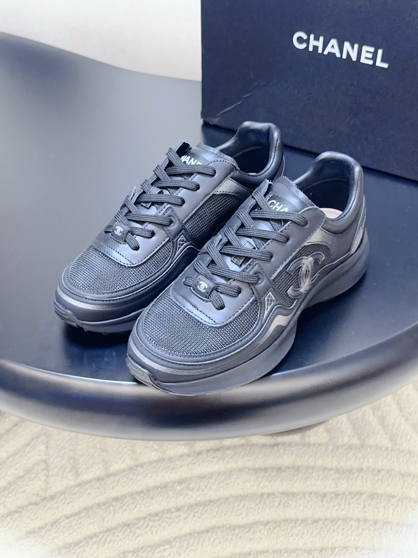 NO:725449,Produced by Guanhuo Dachang —————————————— CHANEL’s latest casual sports shoes · Fabric: Down cloth/cow leather Lining: Sheepskin Thickness: 2.5cm Sole: Original open mold anti-slip rubber outsole Size35-41 (41 customized non-returnable) Price: [Full set of airplane box packaging], casual shoes/sports shoes, chanel, sneakers, down  jacket,cowhide,sheepskin19860909莞货大厂出品 —————————————— CHANEL 最新款 休闲运动鞋  ·  面料 : 羽绒布面/牛皮  内里 : 羊皮  厚 : 2.5cm  鞋底 : 原版开模防滑橡胶大底  Size35-41（41定制不退换） 价格:【全套飞机盒包装】,休闲鞋/运动鞋,chanel,sneakers,down jacket,cowhide,sheepskin,Women's Shoes