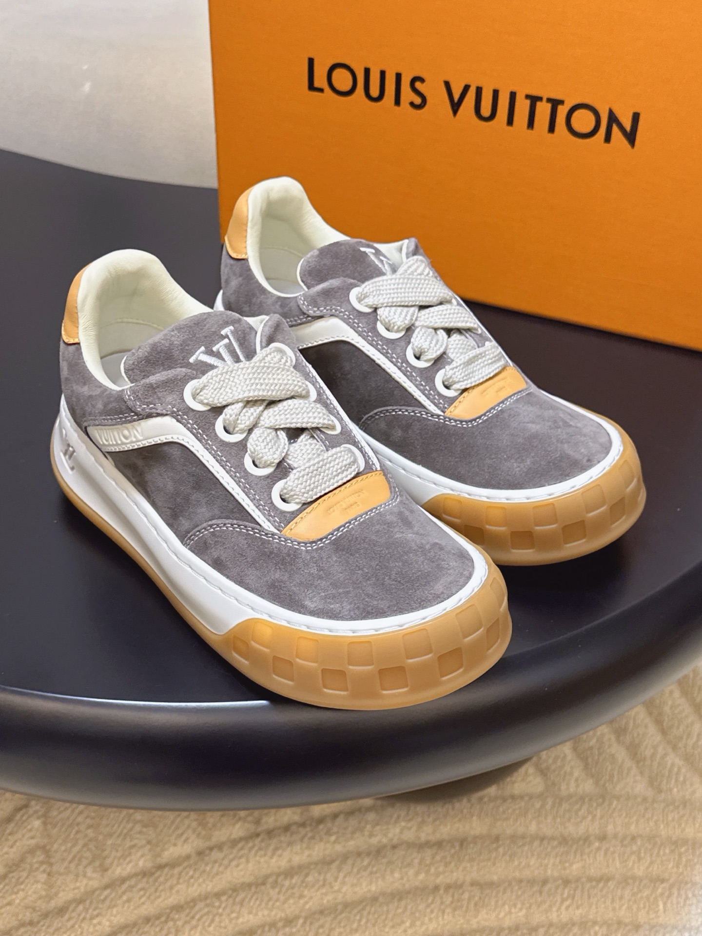 NO:723537,Produced by Guanhuo Factory ———————————— Louis Vuitton’s latest couple thick-soled casual sports shoes series · Fabric: Suede/Denim Lining: Sheepskin Thickness: 3.5cm Sole: Original molded outsole Size: Women’s 35-41 (41 customization is not returnable) Size: Women’s 38-45 (45 customization is not returnable) Price  :,casual shoes/sports shoes,louis vuitton,sneakers,sheepskin,chamois leather19860909莞货大厂出品 —————————————— Louis Vuitton 最新款 情侣 厚底 休闲运动鞋 系列  ·  面料 : 麂皮/牛仔  内里 : 羊皮  厚 : 3.5cm  鞋底 : 原版开模大底  Size : 女35-41（41定制不退换）  Size : 女38-45（45定制不退换）  价格 :,休闲鞋/运动鞋,louis vuitton,sneakers,sheepskin,chamois leather,Women's Shoes