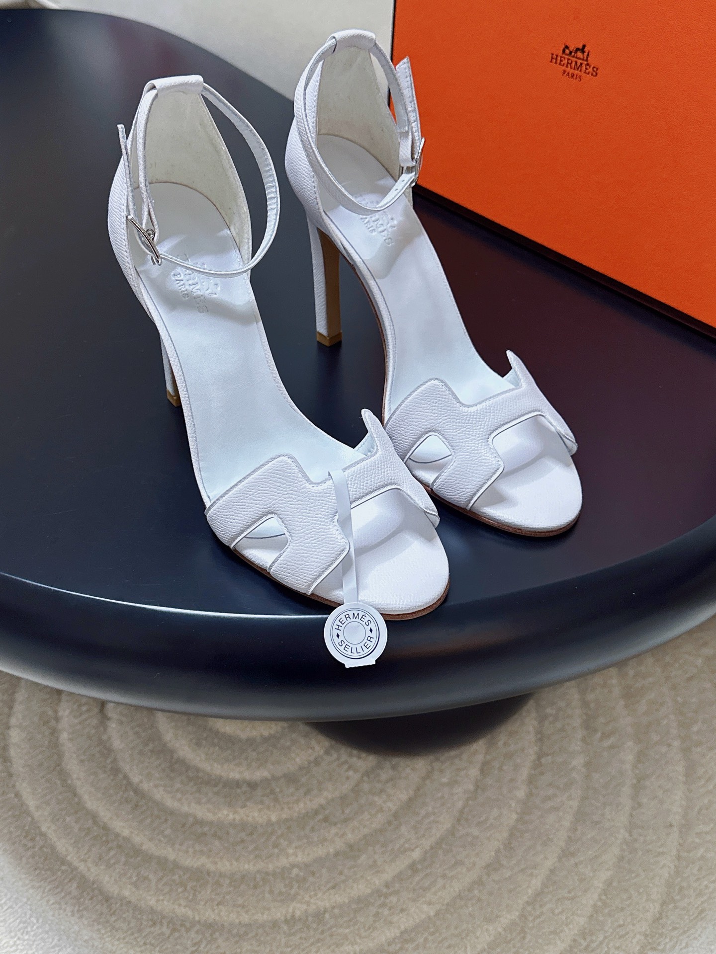 NO:722411,Produced by Guanhuo Dachang ———————————— Hermes Classic Palm Print H High Heel Sandals · Fabric: Cowhide Lining: Sheepskin Thickness: 4cm/10.5cm Sole: Genuine leather outsole Size35-41 (41 customized non-returnable) Price: [Full set of airplane box packaging], high-heeled sandals, hermes, sandals, high heels, cowhide, sheepskin, Leather  soles19860909莞货大厂出品 —————————————— Hermes 经典款 掌纹H高跟凉鞋  ·  面料 : 牛皮  内里 : 羊皮  厚 : 4cm/10.5cm  鞋底 : 真皮大底  Size35-41（41定制不退换） 价格:【全套飞机盒包装】,高跟鞋凉鞋,hermes,sandals,high heels,cowhide,sheepskin,Leather soles,Women's Shoes