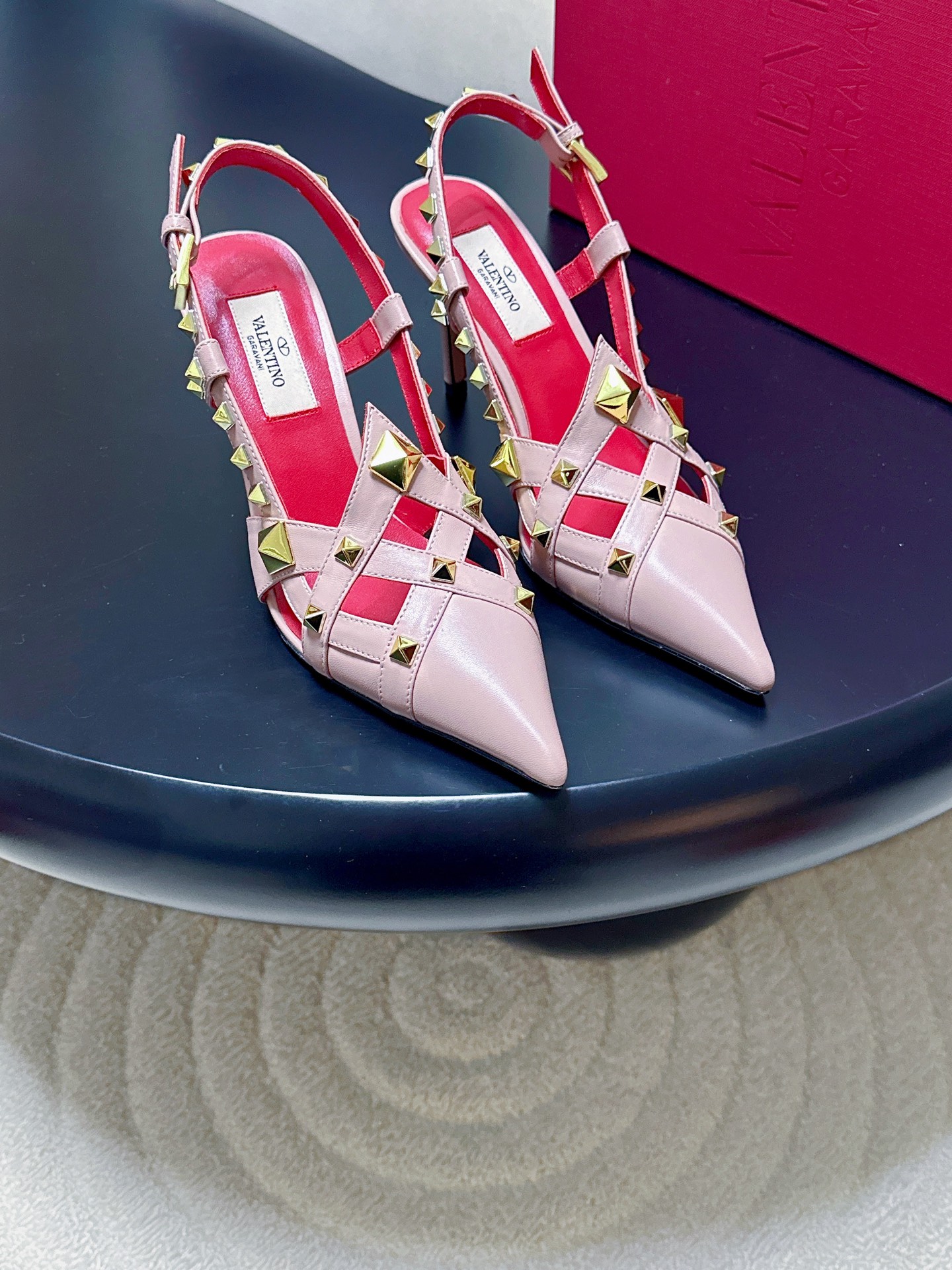 NO:723532,Produced by Guanhuo Factory ———————————— Valentino’s latest pointed-toe rivet shoes · Fabric: Cowhide Lining: Sheepskin Thickness: 10.5cm Sole: Genuine leather outsole Size35-42 (40/41/42 customized non-refundable) Price:, high-heeled sandals, valentino, sandals, high heels, cowhide, sheepskin, Leather soles19860909莞货大厂出品 —————————————— Valentino 最新款 尖头铆钉单鞋  ·  面料 : 牛皮  内里 : 羊皮  厚 : 10.5cm  鞋底 : 真皮大底  Size35-42（40/41/42定制不退换） 价格:,高跟鞋凉鞋,valentino,sandals,high heels,cowhide,sheepskin,Leather soles,Women's Shoes