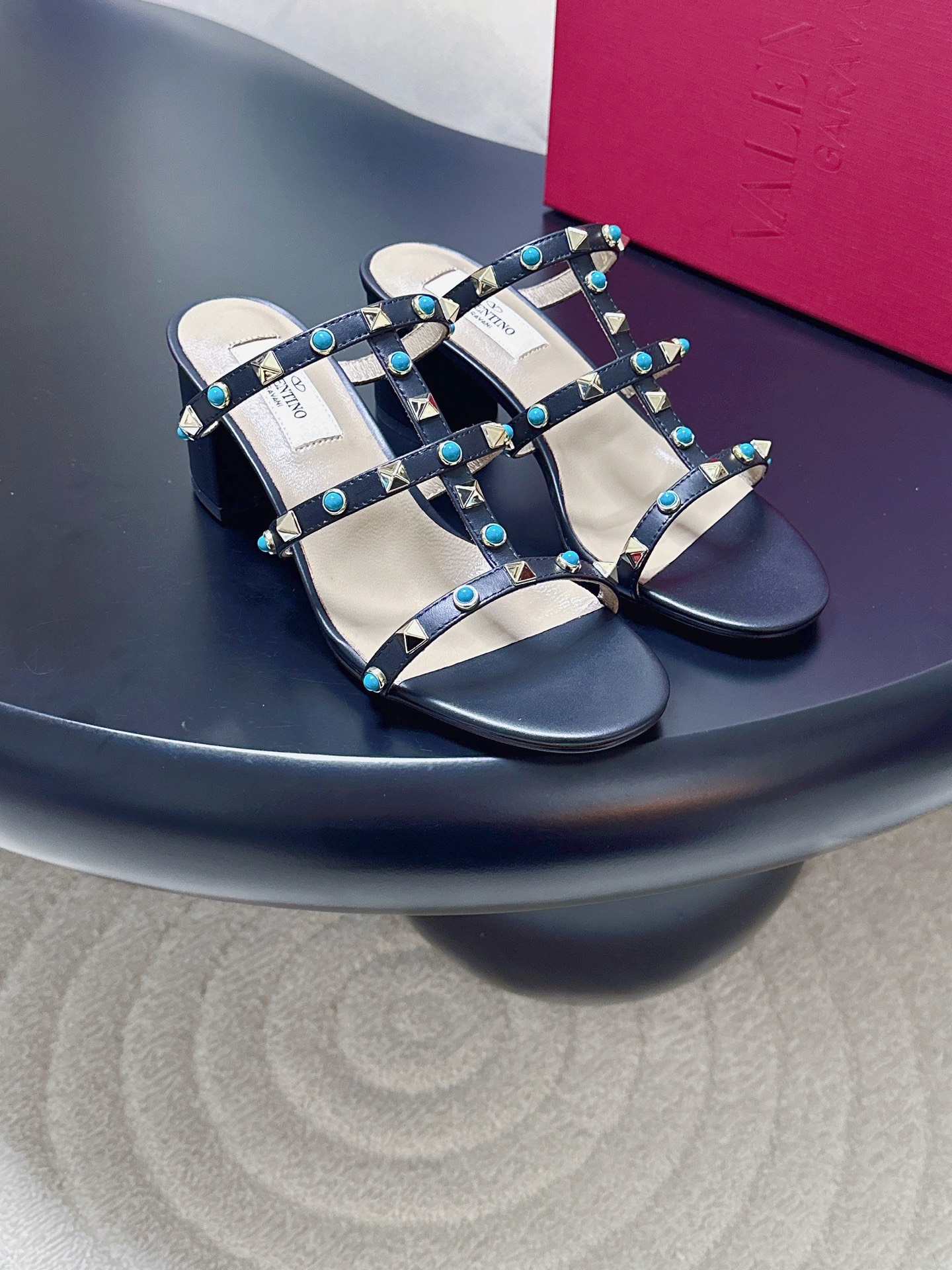 NO:723529,Produced by Guanhuo Dachang ———————————— Valentino’s latest rivet thick-heeled sandals · Fabric: Cowhide Lining: Sheepskin Thickness: 6.5cm Sole: Genuine leather outsole Size35-42 (40/41/42 customized non-returnable) Price: slippers, valentino, sandals, slippers, cowhide, sheepskin, Leather soles19860909莞货大厂出品 —————————————— Valentino 最新款 铆钉粗跟凉鞋  ·  面料 : 牛皮  内里 : 羊皮  厚 : 6.5cm  鞋底 : 真皮大底  Size35-42（40/41/42定制不退换） 价格:,拖鞋,valentino,sandals,slippers,cowhide,sheepskin,Leather soles,Women's Shoes