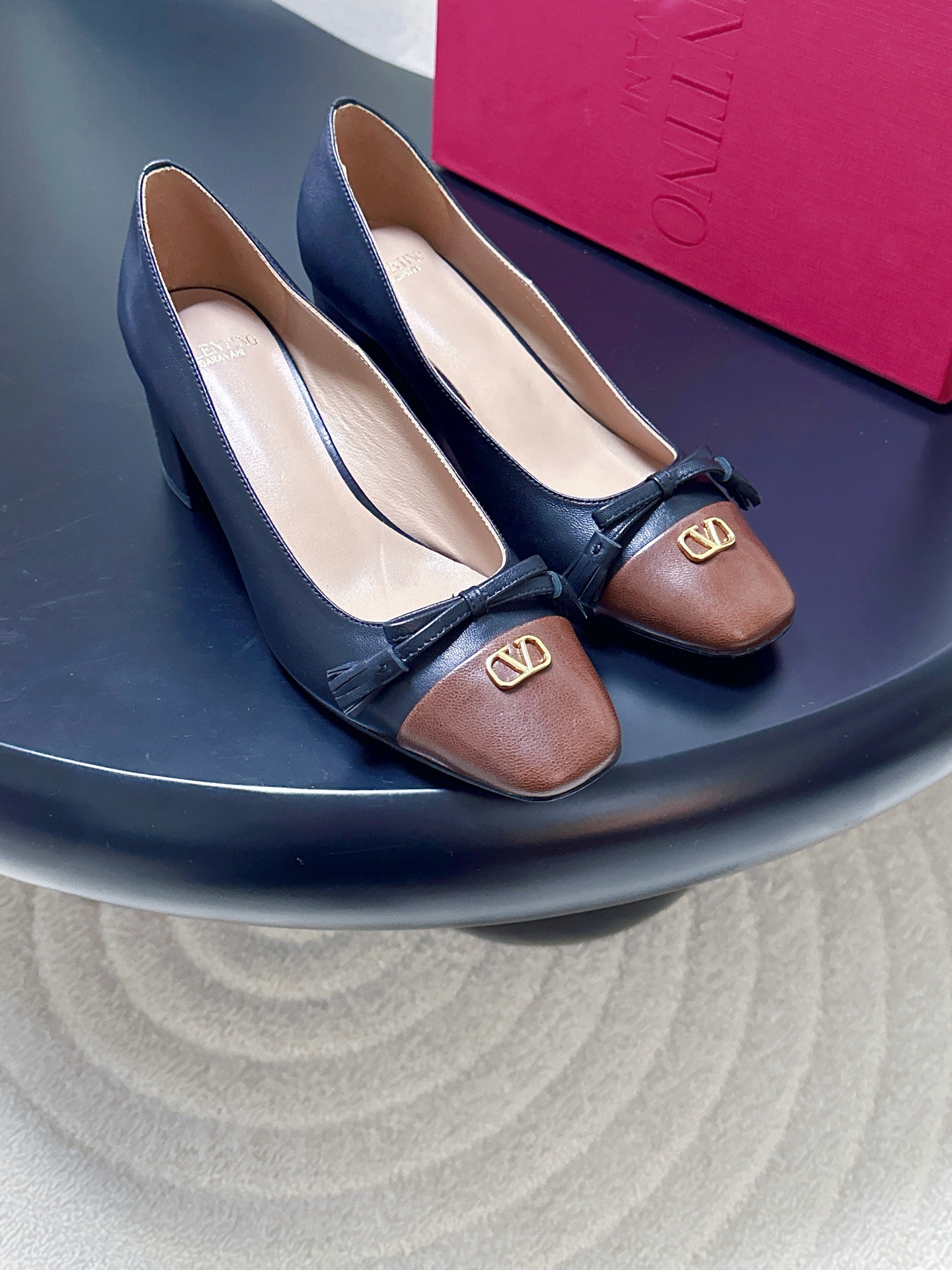 NO:723526,Produced by Guanhuo Dachang ———————————— Valentino’s latest flat-soled, thick-heeled, color-blocked ballet shoes · Fabric: cowhide Lining: sheepskin Thickness: flat/6.5cm Sole: leather outsole Size35-42 (40/41/42 customized non-returnable) Price:, sandals, valentino, sandals, cowhide, sheepskin, Leather  soles19860909莞货大厂出品 —————————————— Valentino 最新款 平底 粗跟 拼色芭蕾舞鞋  ·  面料 : 牛皮  内里 : 羊皮  厚 : 平底/6.5cm  鞋底 : 真皮大底  Size35-42（40/41/42定制不退换） 价格:,凉鞋单鞋,valentino,sandals,cowhide,sheepskin,Leather soles,Women's Shoes