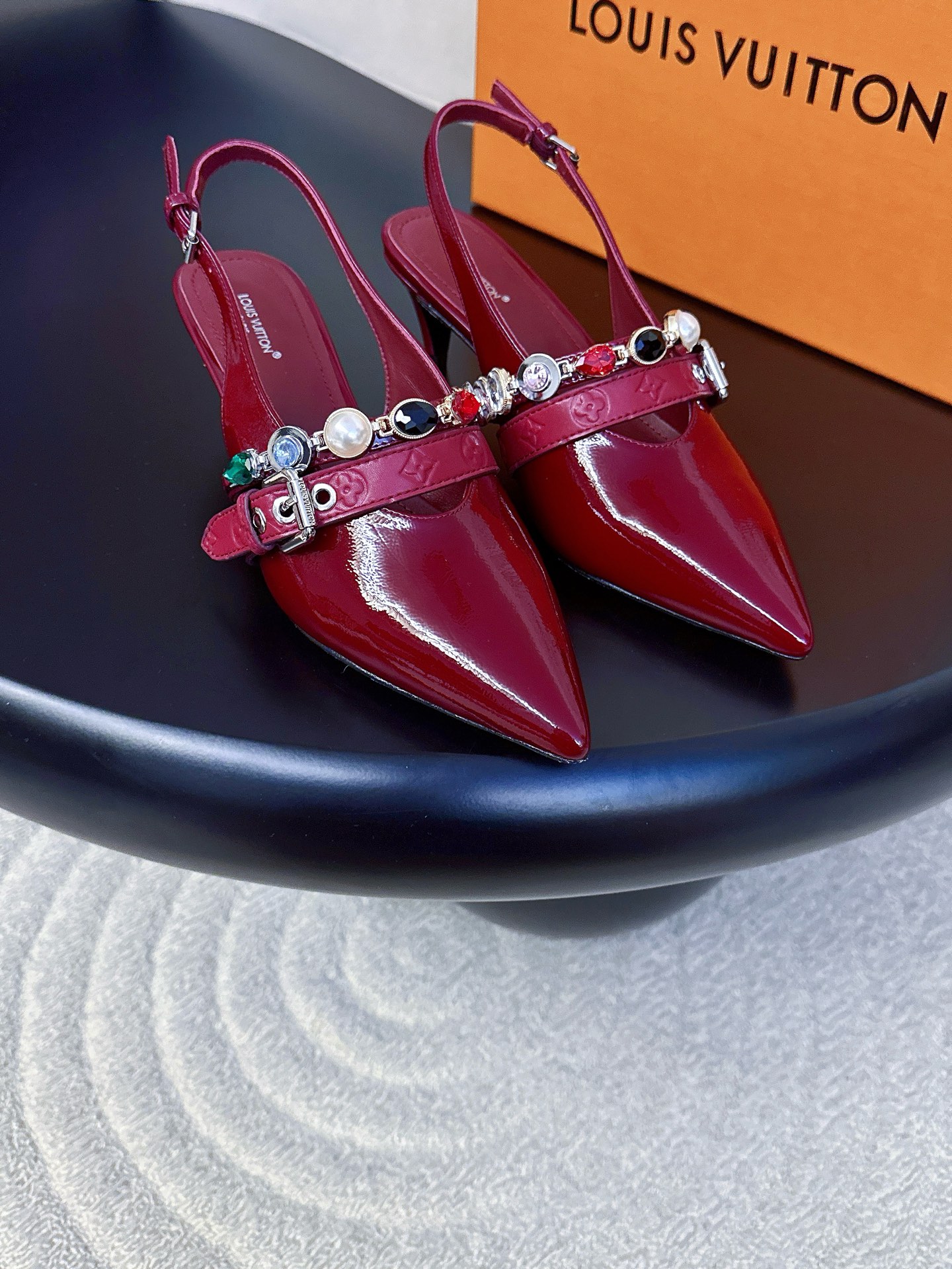 NO:723521,Produced by Dongguan Huo Factory ———————————— Louis Vuitton’s latest gem pointed toe hollow back sandals · Fabric: Cowhide/patent leather Lining: Sheepskin Thickness: Flat bottom/5.5cm Sole: Genuine leather outsole Size: Women’s 35-41 (40/41/42 customized non-returnable) Price: (airplane box), sandals, louis  vuitton,sandals,cowhide,sheepskin,leather soles19860909莞货大厂出品 —————————————— Louis Vuitton 最新款 宝石尖头后空凉鞋  ·  面料 : 牛皮/漆皮  内里 : 羊皮  厚 : 平底/5.5cm  鞋底 : 真皮大底  Size : 女35-41（40/41/42定制不退换）  价格 :（飞机盒）,凉鞋,louis vuitton,sandals,cowhide,sheepskin,Leather soles,Women's Shoes