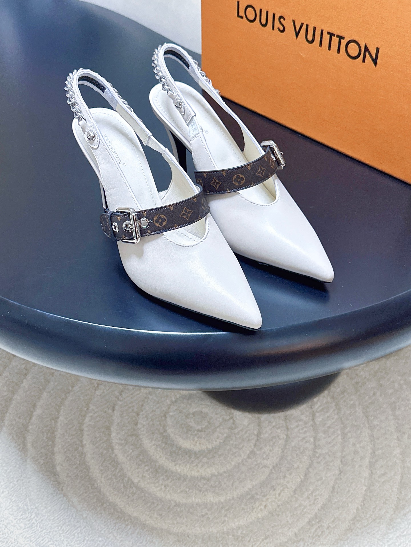 NO:723524,Produced by Guanhuo Dachang ———————————— Louis Vuitton’s latest model chain pointed toe empty back sandals · Fabric: cowhide lining: sheepskin Thickness: flat/5.5cm/9cm sole: leather outsole Size: women’s 35-41 (40/41/42 customized non-returnable) Price: (airplane box), sandals, louis  vuitton,sandals,cowhide,sheepskin,leather soles19860909莞货大厂出品 —————————————— Louis Vuitton 最新款 链条尖头后空凉鞋  ·  面料 : 牛皮  内里 : 羊皮  厚 : 平底/5.5cm/9cm  鞋底 : 真皮大底  Size : 女35-41（40/41/42定制不退换）  价格 :（飞机盒）,凉鞋,louis vuitton,sandals,cowhide,sheepskin,Leather soles,Women's Shoes