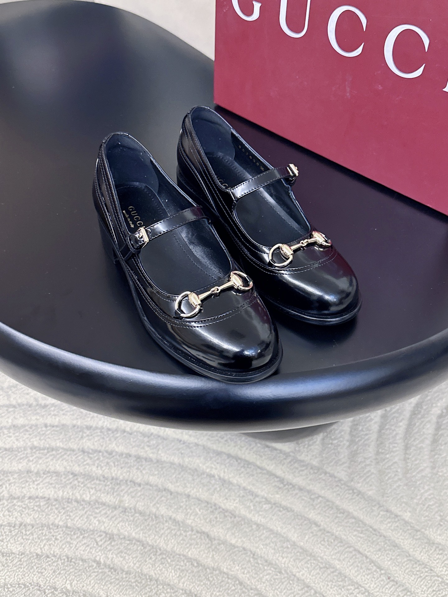 NO:723518,Produced by Guanhuo Dachang ———————————— Gucci’s latest medium thick heel Majie buckle Mary Jane slippers · Fabric: open-edge beaded cowhide/patent leather Lining: sheepskin Thickness: 3.5 Sole: genuine leather outsole Size: Women’s 35-42 (40/41/42 customized non-refundable) Price:, half slippers, gucci, mary  jane,slippers,cowhide,sheepskin,leather soles19860909莞货大厂出品 —————————————— Gucci 最新款 中粗跟马街扣 玛丽珍拖鞋单鞋  ·  面料 : 开边珠牛皮/漆皮  内里 : 羊皮  厚 : 3.5  鞋底 : 真皮大底  Size : 女35-42（40/41/42定制不退换）  价格 :,半拖单鞋,gucci,mary jane,slippers,cowhide,sheepskin,Leather soles,Women's Shoes