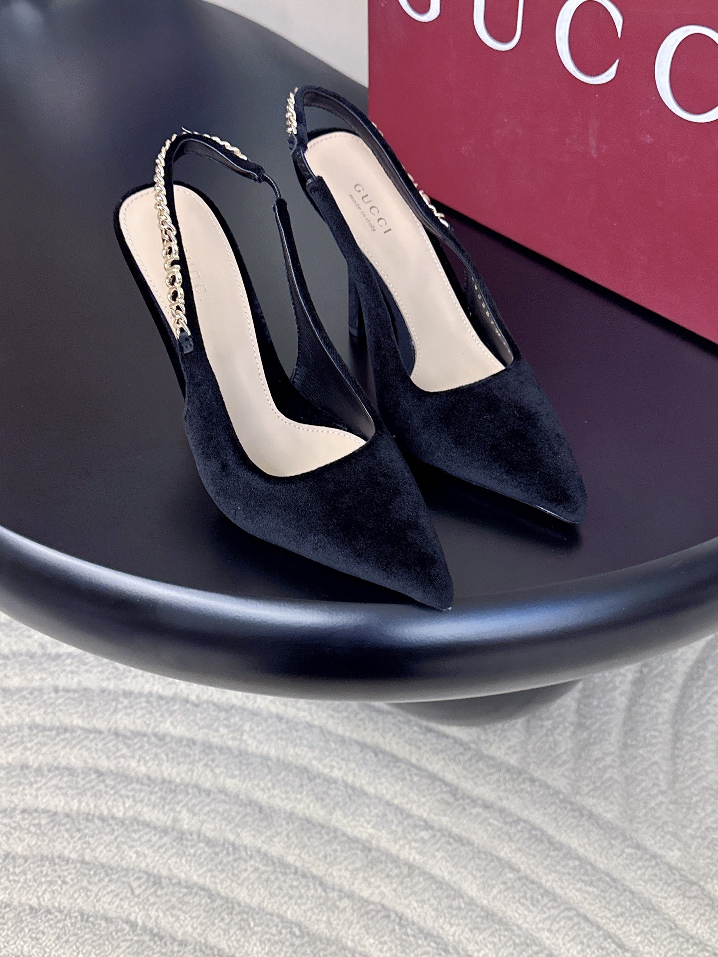 NO:723522,Produced by Guanhuo Dachang ———————————— Gucci’s latest pointed chain back hollow sandals · Fabric: Velvet Lining: Sheepskin Thickness: 4.5cm/10.5cm Sole: Genuine leather outsole Size: Women 35-42 (40/41/42 customized non-refundable) Price:, high-heeled sandals, gucci, sandals, high heels, sheepskin, Leather  soles19860909莞货大厂出品 —————————————— Gucci 最新款 尖头链条后空凉鞋  ·  面料 : 丝绒  内里 : 羊皮  厚 : 4.5cm/10.5cm  鞋底 : 真皮大底  Size : 女35-42（40/41/42定制不退换）  价格 :,高跟鞋凉鞋,gucci,sandals,high heels,sheepskin,Leather soles,Women's Shoes